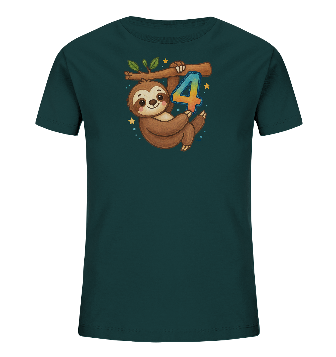 Onlineshop Shirts fuer Kinder - Das Bild zeigt ein dunkles T-Shirt mit einem niedlichen Aufdruck eines Faultiers, das an einem Ast haengt. Das Faultier haelt die farbenfroh gestaltete Zahl 4. Sterne und Punkte umgeben das verspielte Motiv. Das Design ist ideal fuer Kinder und wirkt froehlich.