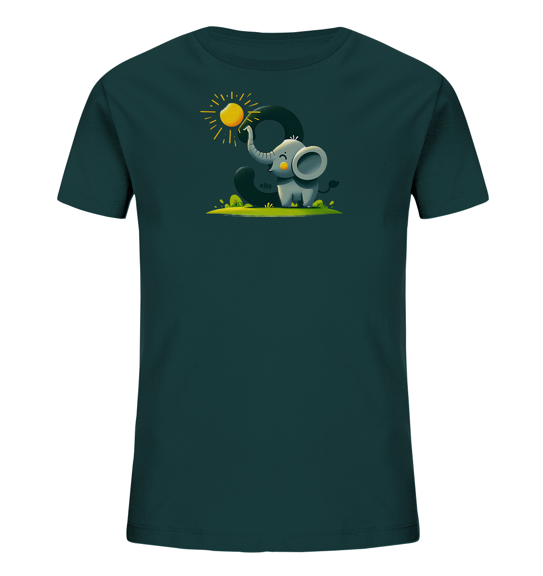 Onlineshop Shirts fuer Kinder - Das Bild zeigt ein dunkelgruenes Kinder T-Shirt mit einem Druckmotiv auf der Vorderseite. Darauf ist ein niedlicher grauer Elefant zu sehen, der neben der grossen Zahl '3' sitzt. Der Elefant streckt seinen Ruessel nach einer leuchtend gelben Sonne mit Strahlen aus. Die Szene ist auf einer kleinen gruenen Wiese mit ein paar stilisierten Pflanzen dargestellt.