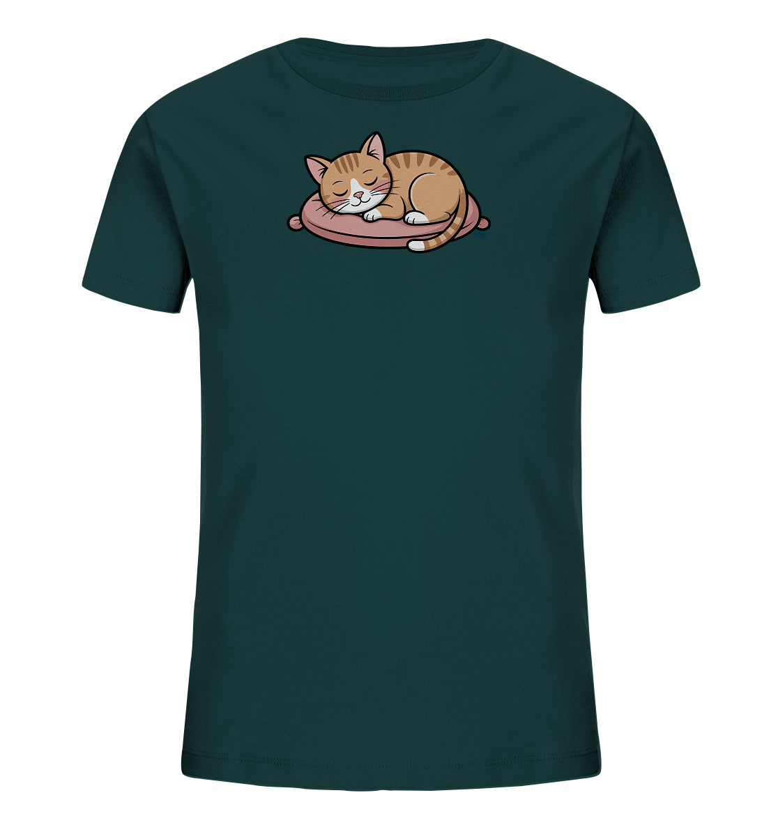 Onlineshop Shirts fuer Kinder - Das Bild zeigt ein dunkelgruenes Kinder-T-Shirt. Auf der Vorderseite ist eine niedliche, schlafende Katze abgebildet, die sich auf einem rosafarbenen Kissen zusammenrollt. Die Katze ist hellbraun mit dunkleren Streifen und hat geschlossene Augen. Das Design wirkt beruhigend und liebevoll, ideal fuer ein Kinderoutfit.