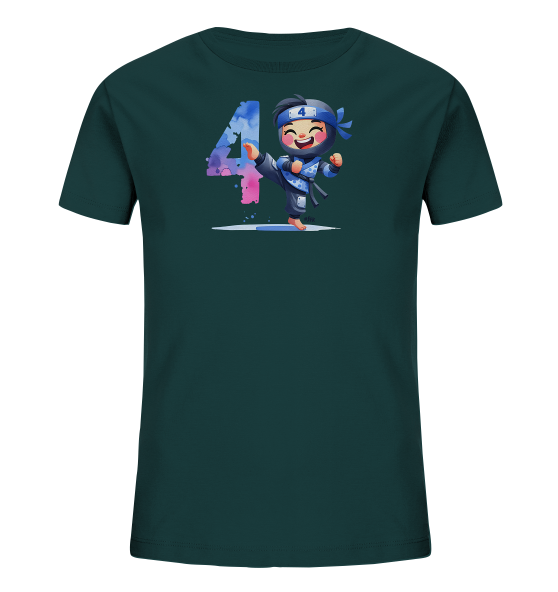 Onlineshop Shirts fuer Kinder - Das Bild zeigt ein dunkelgruenes Kinder-T-Shirt mit einem farbenfrohen Motiv. Auf der Vorderseite ist eine niedliche, cartoonhafte Ninja-Figur in einem blauen Anzug abgebildet, die gerade einen Tritt ausfuehrt. Neben dem kleinen Ninja steht eine grosse Zahl '4' in einem farbenfrohen Aquarell-Stil mit blauen und pinken Toenen. Dieses Design ist verspielt und dynamisch, passend fuer Kinder.