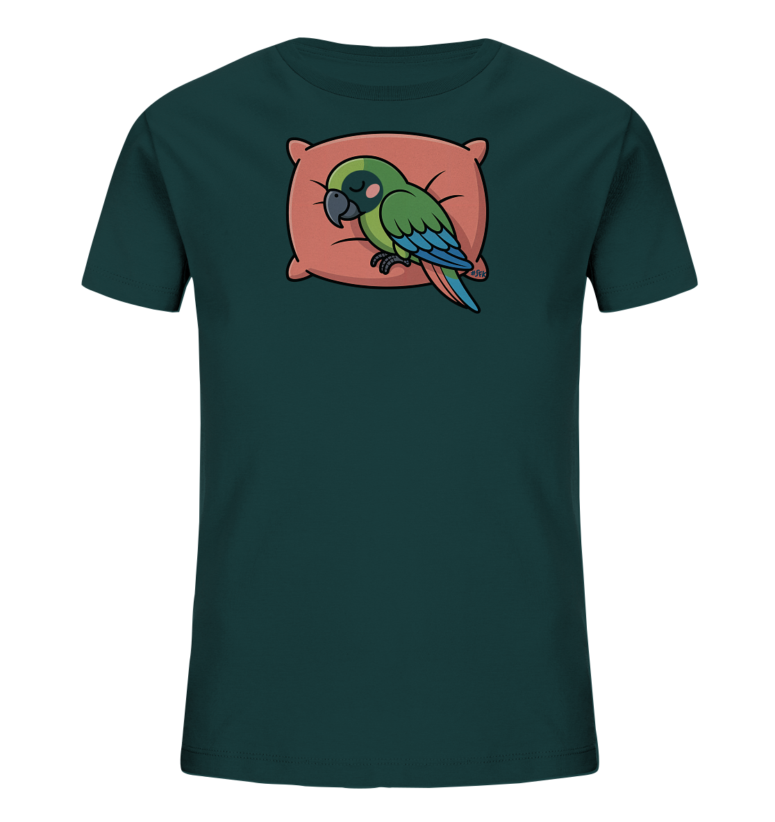 Onlineshop Shirts fuer Kinder - Das dunkelblau-gruene T-Shirt zeigt eine detaillierte Illustration eines schlafenden Papageis. Der gruene Vogel mit blauen Fluegeln ruht friedlich auf einem gemuetlichen, roetlichen Kissen. Das Motiv ist niedlich und vermittelt eine ruhige Ausstrahlung, ideal fuer ein Kinderkleidungsstueck.