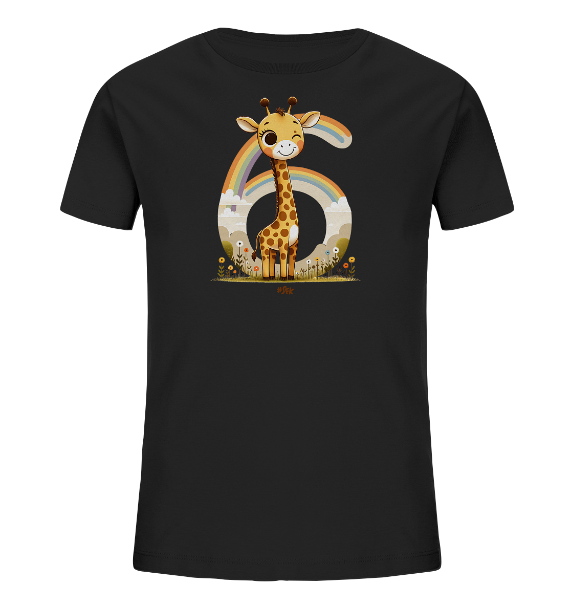 Onlineshop Shirts fuer Kinder - Das Bild zeigt ein schwarzes T-Shirt fuer Kinder mit einer grossen grafischen Darstellung auf der Vorderseite. Im Zentrum des Motivs steht eine niedliche Giraffe vor der Zahl '6'. Über der Szene spannt sich ein bunter Regenbogen, waehrend die Giraffe auf einer detailreichen Blumenwiese steht, umgeben von stilisierten Wolken. Das Design wirkt freundlich und farbenfroh gestaltet.