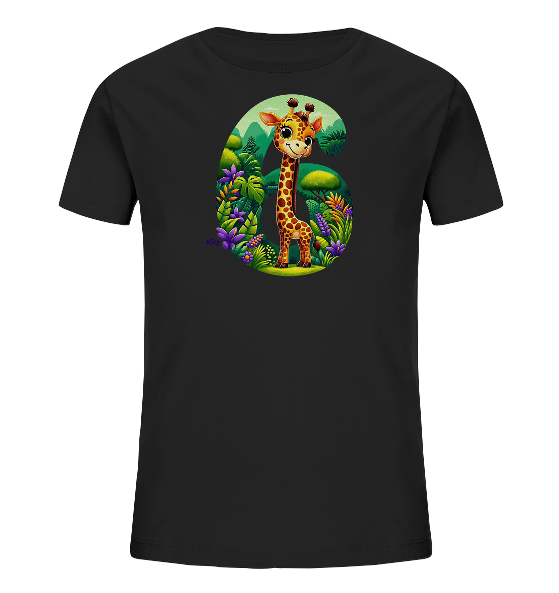 Onlineshop Shirts fuer Kinder - Das Bild zeigt ein schwarzes T-Shirt fuer Kinder mit einem farbenfrohen Aufdruck. Der Aufdruck bildet eine grosse "6", gefuellt mit einer Dschungelszene und einer niedlichen Cartoon-Giraffe. Die Szene enthaelt gruene Huegel, Baeume und viele bunte Blumen. Die Giraffe laechelt freundlich.