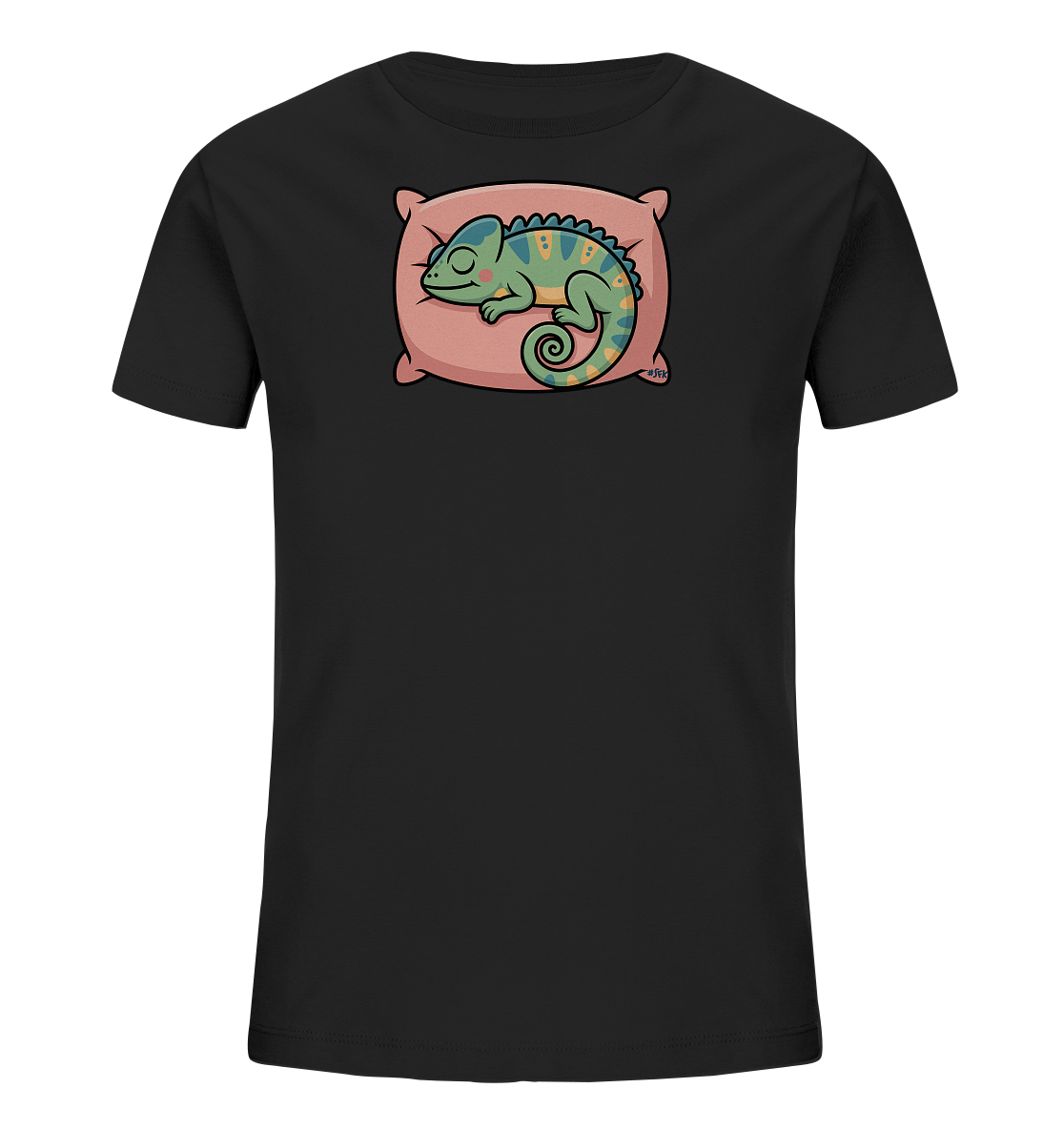 Onlineshop Shirts fuer Kinder - Das schwarze Kinder-T-Shirt zeigt ein niedliches, schlafendes Chamaeleon auf einem rosafarbenen Kissen. Das Chamaeleon ist in Gruentoenen gehalten, mit gelben Akzenten und einem geringelten Schwanz. Die Darstellung wirkt friedlich und verspielt.