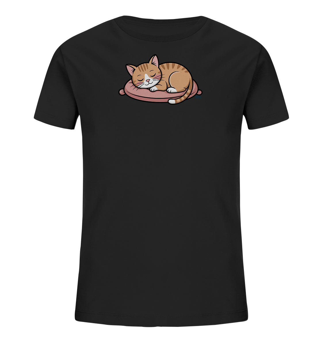 Onlineshop Shirts fuer Kinder - Das Bild zeigt ein schwarzes Kinder-T-Shirt mit einem niedlichen Aufdruck. Darauf ist eine gestreifte Katze abgebildet, die friedlich auf einem pinkfarbenen Kissen schlaeft. Die Katze hat geschlossene Augen und rosige Wangen, was dem Motiv einen sanften Ausdruck verleiht. Das Design ist schlicht und ansprechend fuer Kinder.