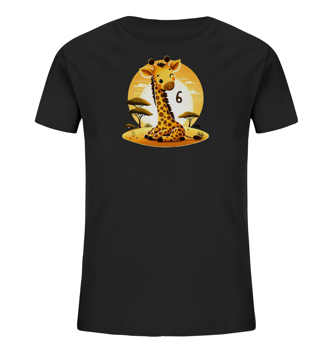 Onlineshop Shirts fuer Kinder - Schwarzes Shirt mit niedlicher Giraffe. Sie sitzt vor einem Sonnenuntergang in der Savanne mit Akazienbaeumen. Daneben ist prominent die Zahl 6 platziert.