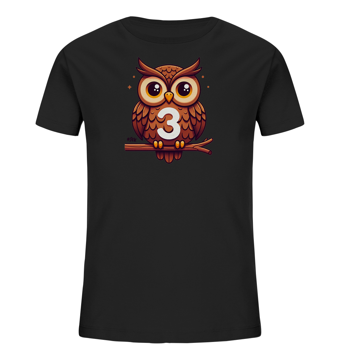 Onlineshop Shirts fuer Kinder - Das Bild zeigt ein schwarzes Kinder T-Shirt mit einem charmanten Eulenmotiv auf der Vorderseite. Eine braune Comic-Eule sitzt auf einem Ast und traegt die grosse weisse Zahl 3 auf der Brust. Kleine Sterne funkeln um die Eule herum. Dieses Design ist verspielt und kindgerecht gestaltet.