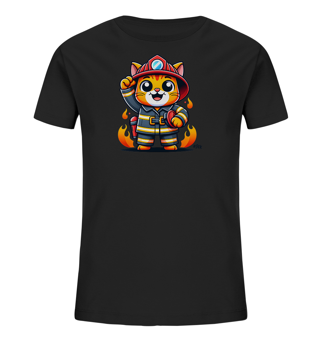 Onlineshop Shirts fuer Kinder - Das Bild zeigt ein schwarzes Kinder-T-Shirt mit einem auffaelligen Motiv. Im Zentrum ist eine orangefarbene Cartoon-Katze abgebildet, die als Feuerwehrmann gekleidet ist, komplett mit Helm und Uniform. Die Katze haelt einen Schlauch und wird von stilisierten Flammen umrahmt. Die Illustration wirkt lebhaft und thematisch passend.
