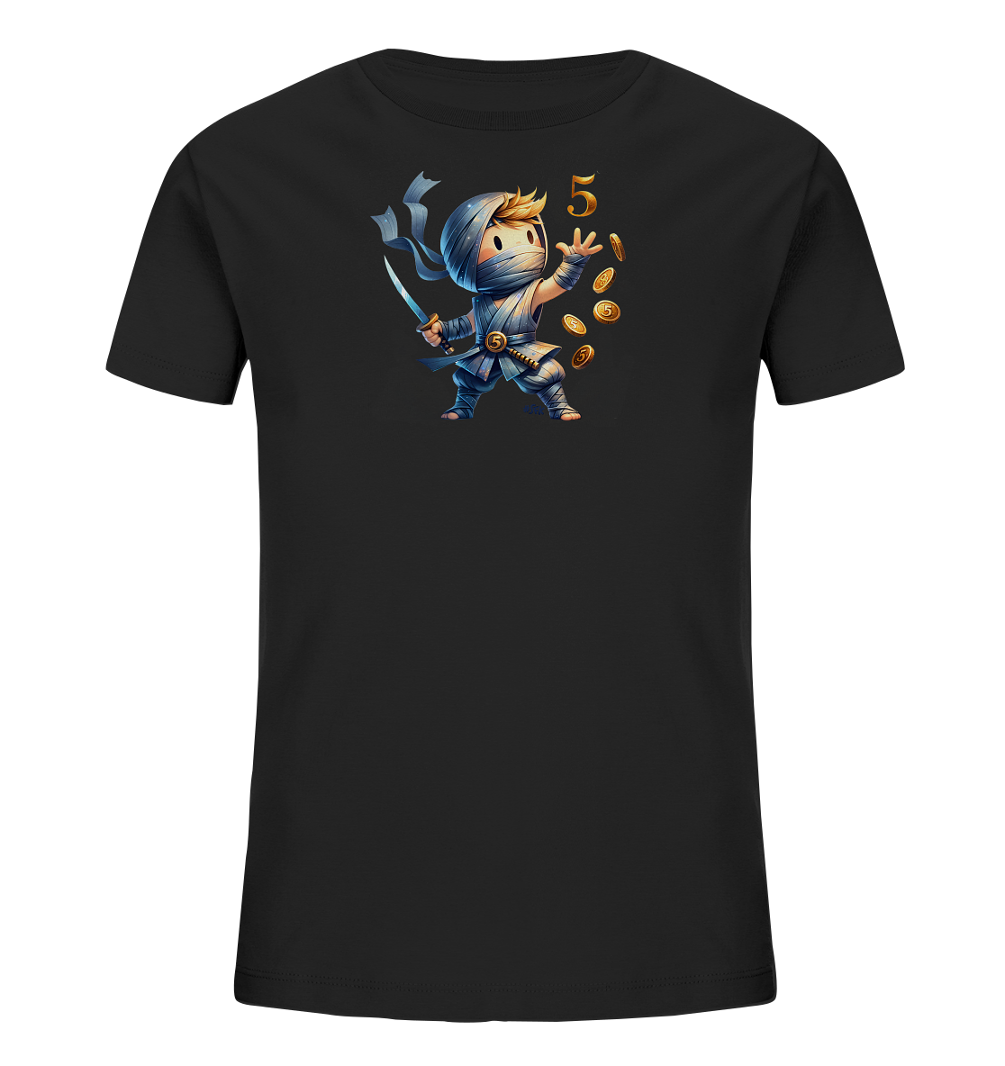 Onlineshop Shirts fuer Kinder - Das Bild zeigt ein schwarzes T-Shirt fuer Kinder mit einem auffaelligen Motiv. Ein kleiner, cartoonhafter Ninja wirft goldene Muenzen mit der Zahl 5. Über der Figur ist ebenfalls eine grosse, goldene Zahl 5 zu sehen. Das dynamische Design zeigt den Ninja mit Schwert in Aktion.