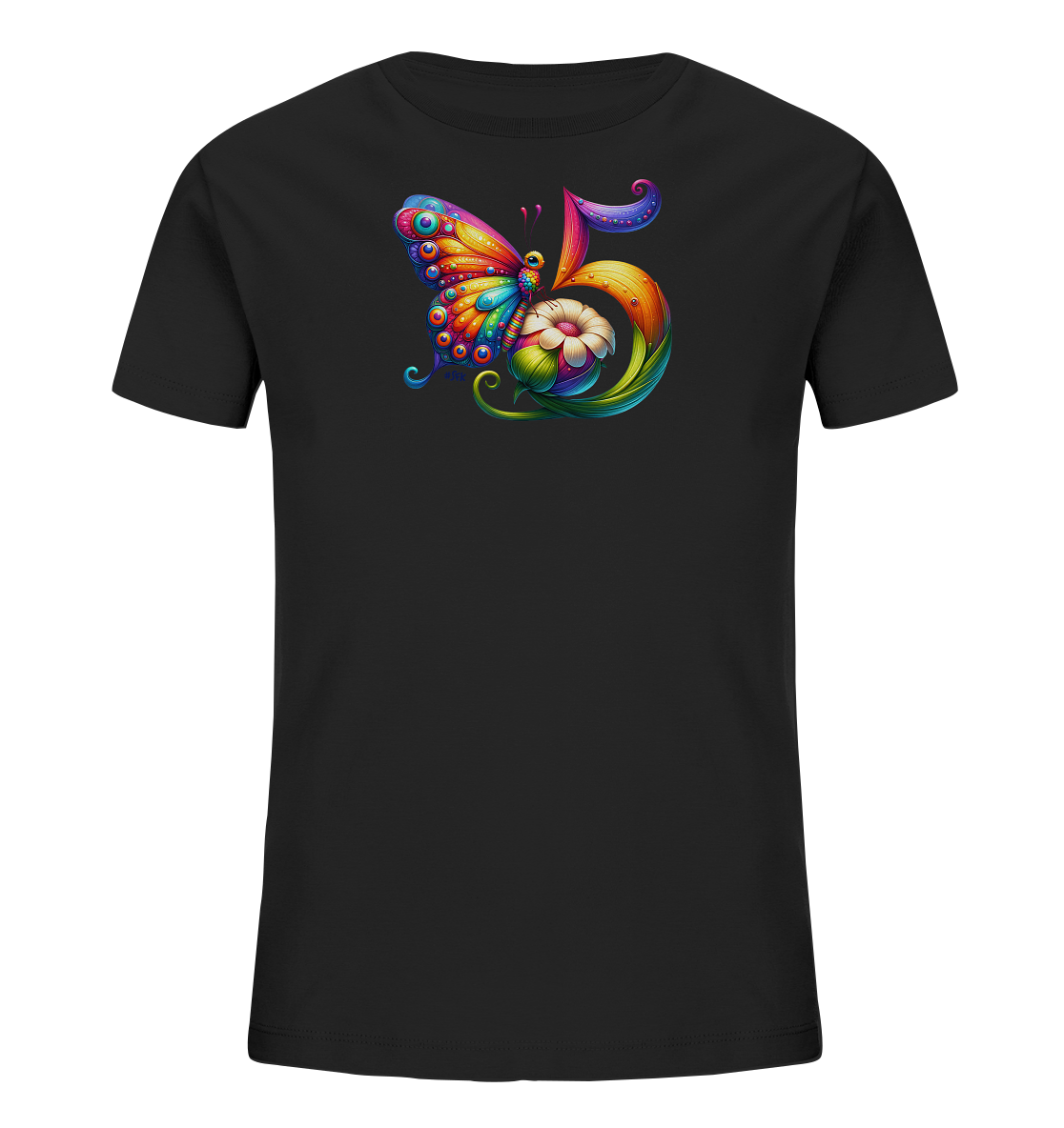 Onlineshop Shirts fuer Kinder - Das Bild zeigt ein schwarzes T-Shirt fuer Kinder mit einem farbenfrohen Druck auf der Vorderseite. Das Motiv kombiniert einen bunten Schmetterling mit einer stilisierten Zahl '5'. Darunter ist eine weisse Blume mit Blaettern zu sehen. Das Design ist lebendig und detailreich gestaltet.
