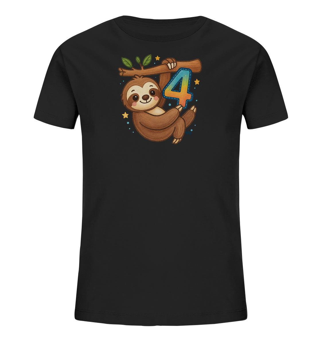 Onlineshop Shirts fuer Kinder - Das Bild zeigt ein schwarzes T-Shirt fuer Kinder mit einer farbigen Illustration auf der Vorderseite. Ein niedliches Faultier haengt kopfueber an einem Ast. Das Faultier haelt in seinen Pfoten die Zahl '4', die in leuchtenden Blau-, Orange- und Gelbtoenen gefaerbt ist. Kleine Sterne und Glitzerpunkte umgeben das Hauptmotiv und ergaenzen das verspielte Design.