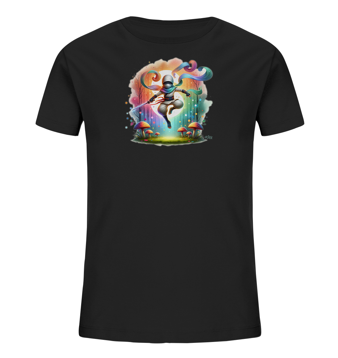 Onlineshop Shirts fuer Kinder - Das schwarze Kinder-T-Shirt zeigt eine fantasievolle Illustration. Im Zentrum springt eine Figur mit weisser Kapuze und einem leuchtenden blauen Objekt in der Hand. Ein bunter Schal weht im Wind. Die Szene ist in einem mystischen Wald mit leuchtenden Pilzen und Baeumen angesiedelt und von einem farbenfrohen Lichtschein umgeben.