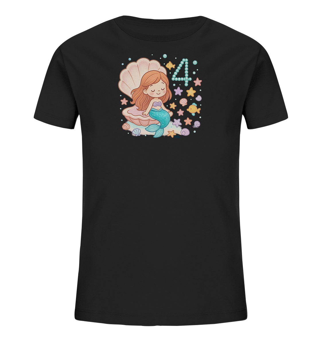 Onlineshop Shirts fuer Kinder - Das Bild zeigt ein schwarzes Kinder T-Shirt mit einem farbenfrohen Aufdruck. Der Aufdruck zeigt eine niedliche Meerjungfrau, die in einer Muschel sitzt, umgeben von Seesternen und anderen Meeresmotiven. Über der Meerjungfrau ist die Zahl '4' dargestellt. Das Design hat ein Unterwasser-Thema und ist verspielt gestaltet.