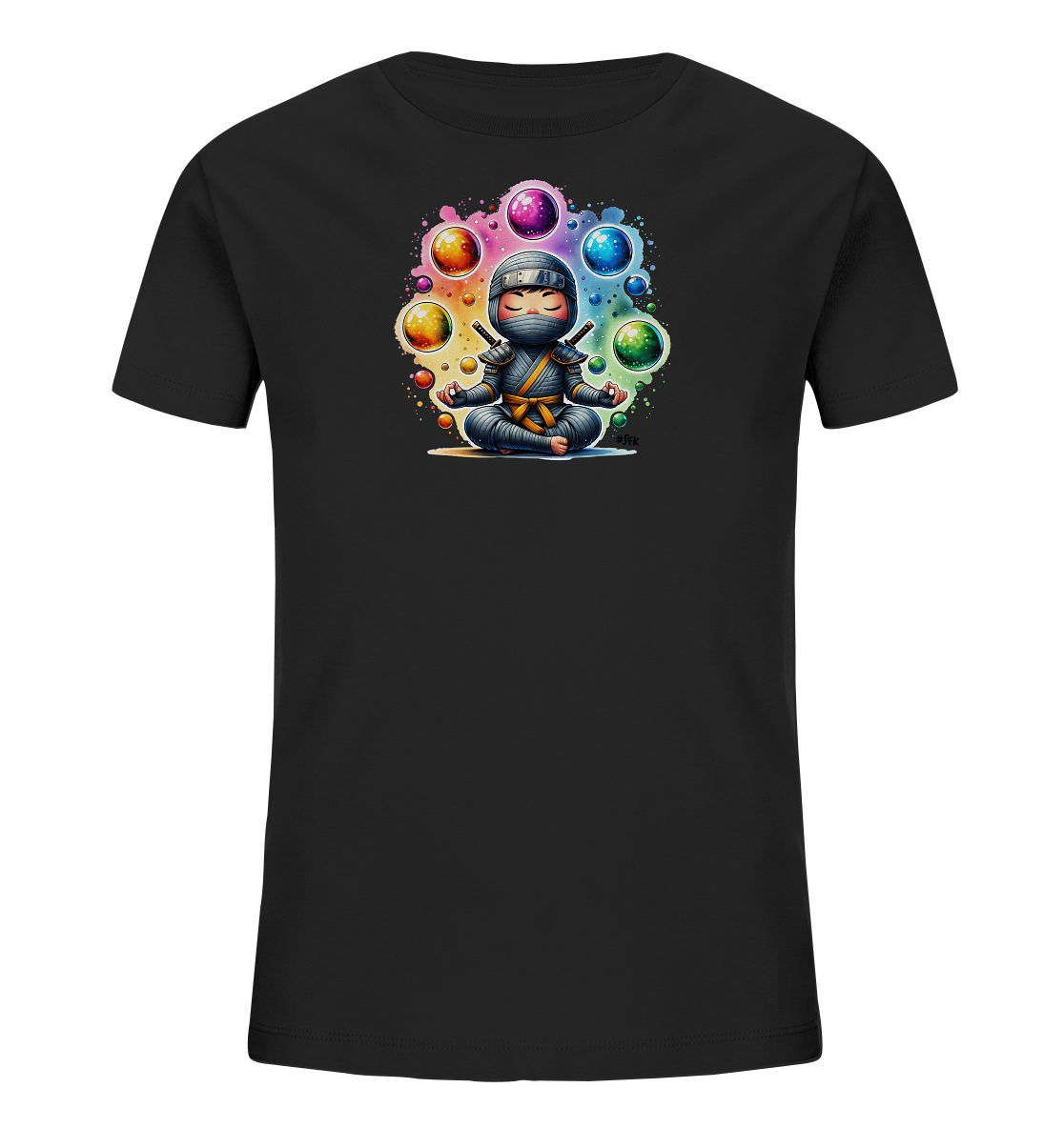 Onlineshop Shirts fuer Kinder - Das Bild zeigt ein schwarzes Kinder-T-Shirt mit einem niedlichen Aufdruck eines kleinen Ninja in meditativer Pose. Der Ninja sitzt im Schneidersitz, umgeben von leuchtenden, farbigen Kugeln in verschiedenen Groessen. Eine farbenfrohe Aura bildet den Hintergrund fuer das friedliche Motiv. Das Design wirkt ruhig und gleichzeitig fantasievoll, passend fuer kleine Entdecker.