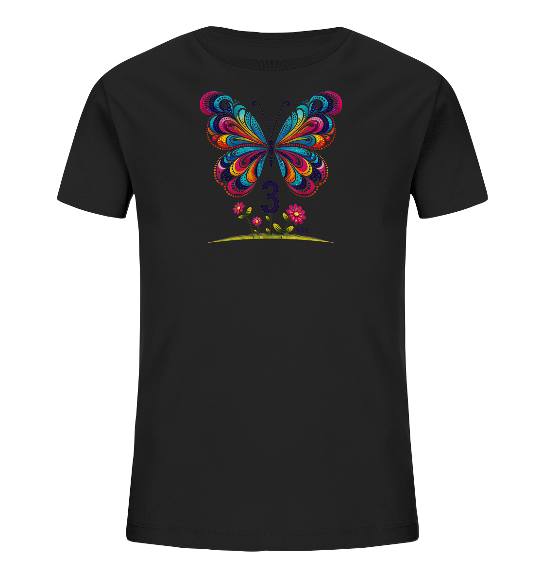 Onlineshop Shirts fuer Kinder - Das Bild zeigt ein schwarzes Kinder-T-Shirt mit einem lebendigen Motiv auf der Vorderseite. Zentral platziert ist ein grosser, bunter Schmetterling mit feinen Mustern in verschiedenen leuchtenden Farben. Darunter steht die Zahl "3" in Lila, umgeben von einigen stilisierten rosa Blumen und gruenen Blaettern. Das Design ist detailreich und froehlich gestaltet.