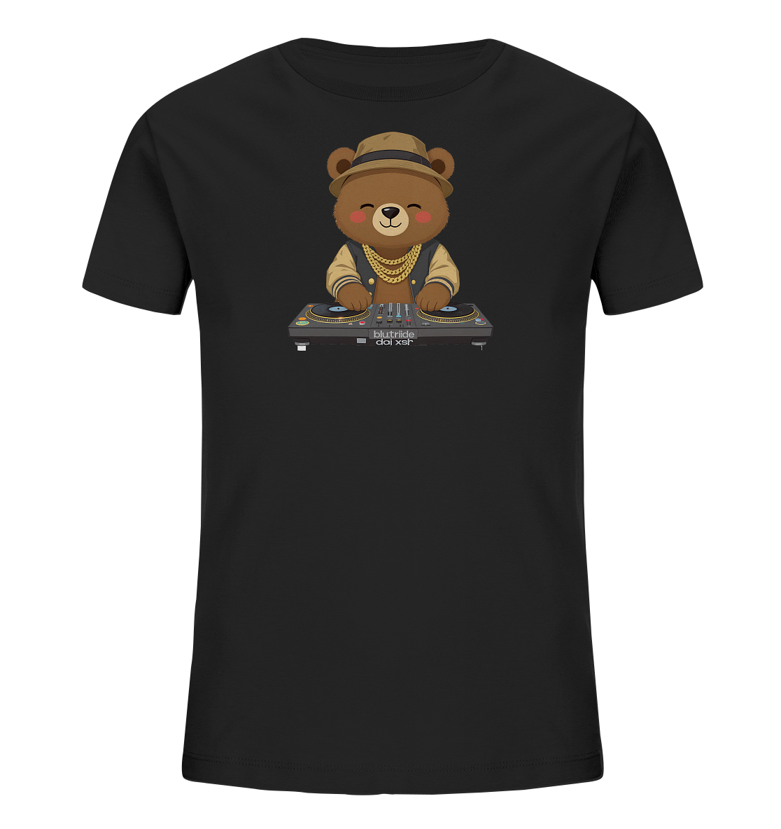 Onlineshop Shirts fuer Kinder - Das Bild zeigt ein schwarzes Kinder-T-Shirt mit einem niedlichen Baerenmotiv auf der Vorderseite. Der Baer ist als DJ dargestellt, traegt einen Hut, eine College-Jacke und goldene Ketten. Er steht hinter einem DJ-Pult mit zwei Plattenspielern und hat ein freundliches, laechelndes Gesicht. Das Design wirkt verspielt und ansprechend.