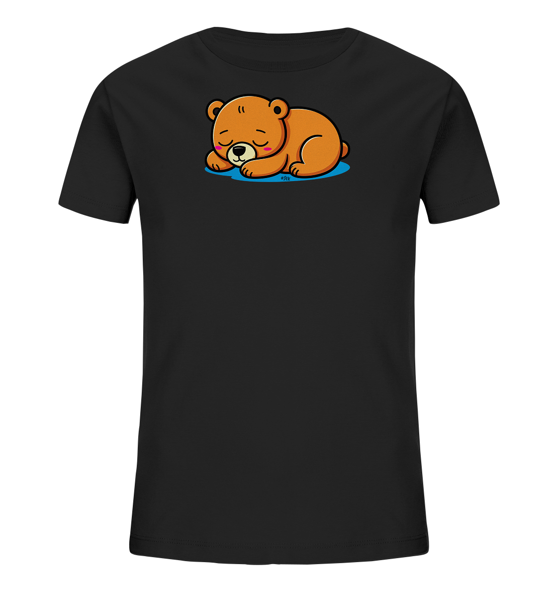 Onlineshop Shirts fuer Kinder - Das Bild zeigt ein unifarbenes, schwarzes Kinder-T-Shirt. Auf der Vorderseite ist ein niedlicher, brauner Cartoon-Baer abgebildet, der schlafend auf einer blauen, ovalen Flaeche liegt. Der Baer hat geschlossene Augen, rosige Wangen und wirkt sehr friedlich. Das Design verleiht dem Shirt einen ruhigen und sanften Ausdruck.