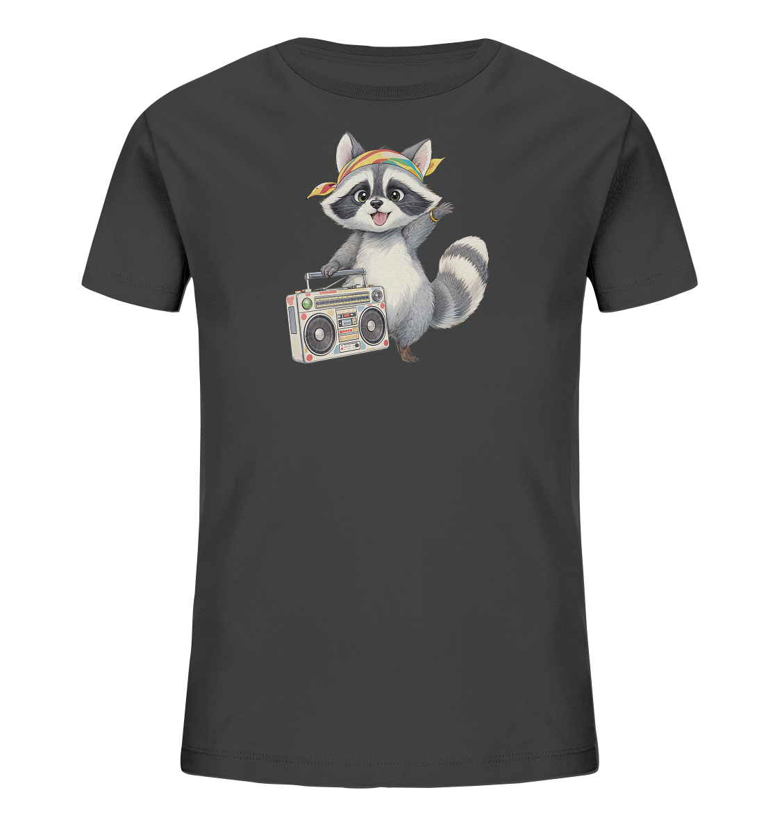 Onlineshop Shirts fuer Kinder - Das Bild zeigt ein dunkelgraues Kinder-T-Shirt mit einem niedlichen Waschbaer-Motiv auf der Vorderseite. Der Waschbaer traegt ein regenbogenfarbenes Stirnband und haelt einen retroaehnlichen Boombox. Er hat einen freundlichen Ausdruck und hebt eine Pfote, was dem Design eine dynamische Note verleiht. Die Grafik ist farbenfroh und detailliert, passend fuer ein Kinder-Shirt.
