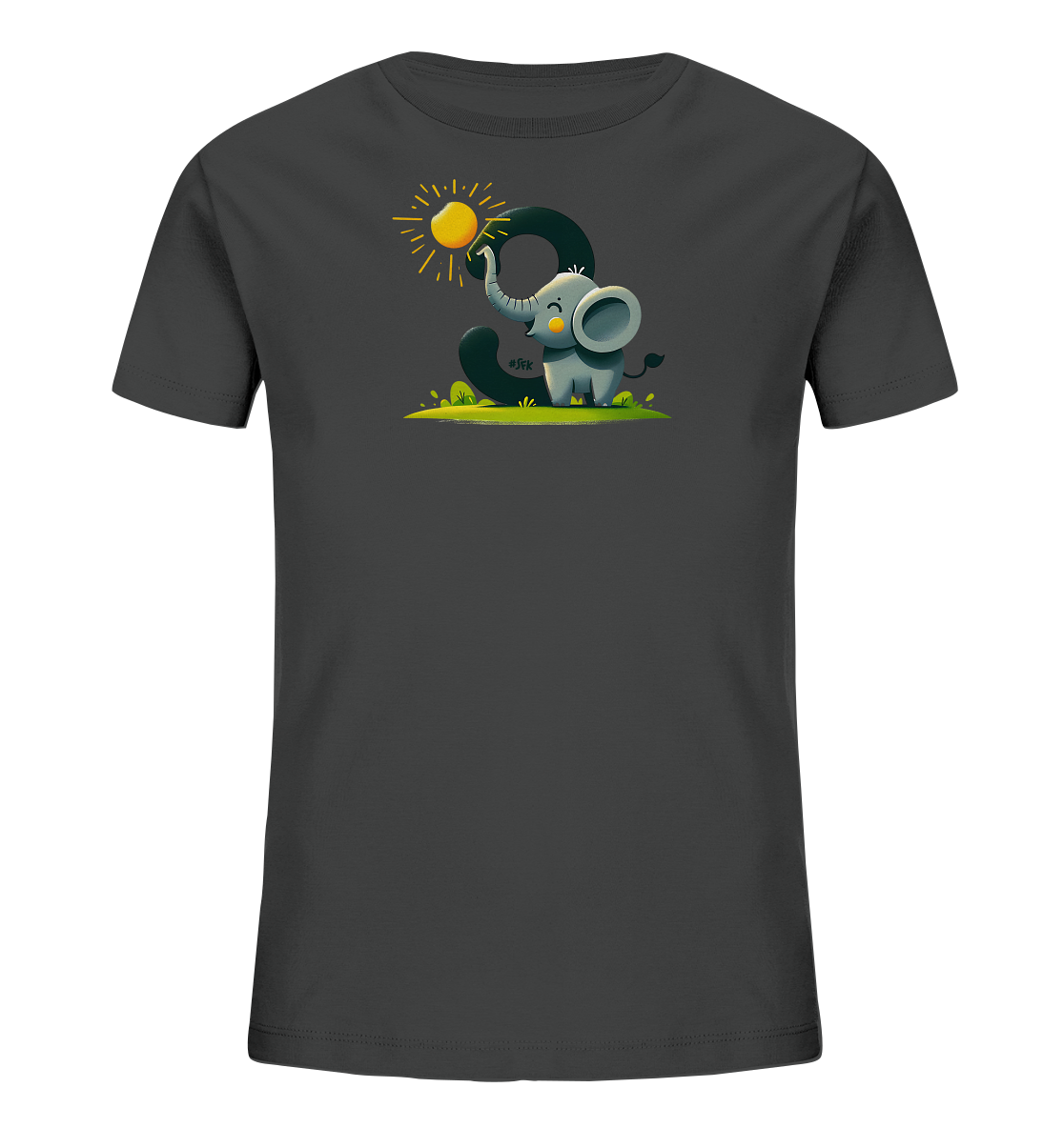 Onlineshop Shirts fuer Kinder - Das Bild zeigt ein dunkelgraues T-Shirt fuer Kinder. Auf der Vorderseite ist eine grosse Zahl 3 in dunkler Farbe zu sehen. Daneben steht ein niedlicher Cartoon-Elefant, der mit seinem Ruessel die gelbe Sonne haelt. Das Design umfasst auch gruene Graeser und Buesche am Boden.