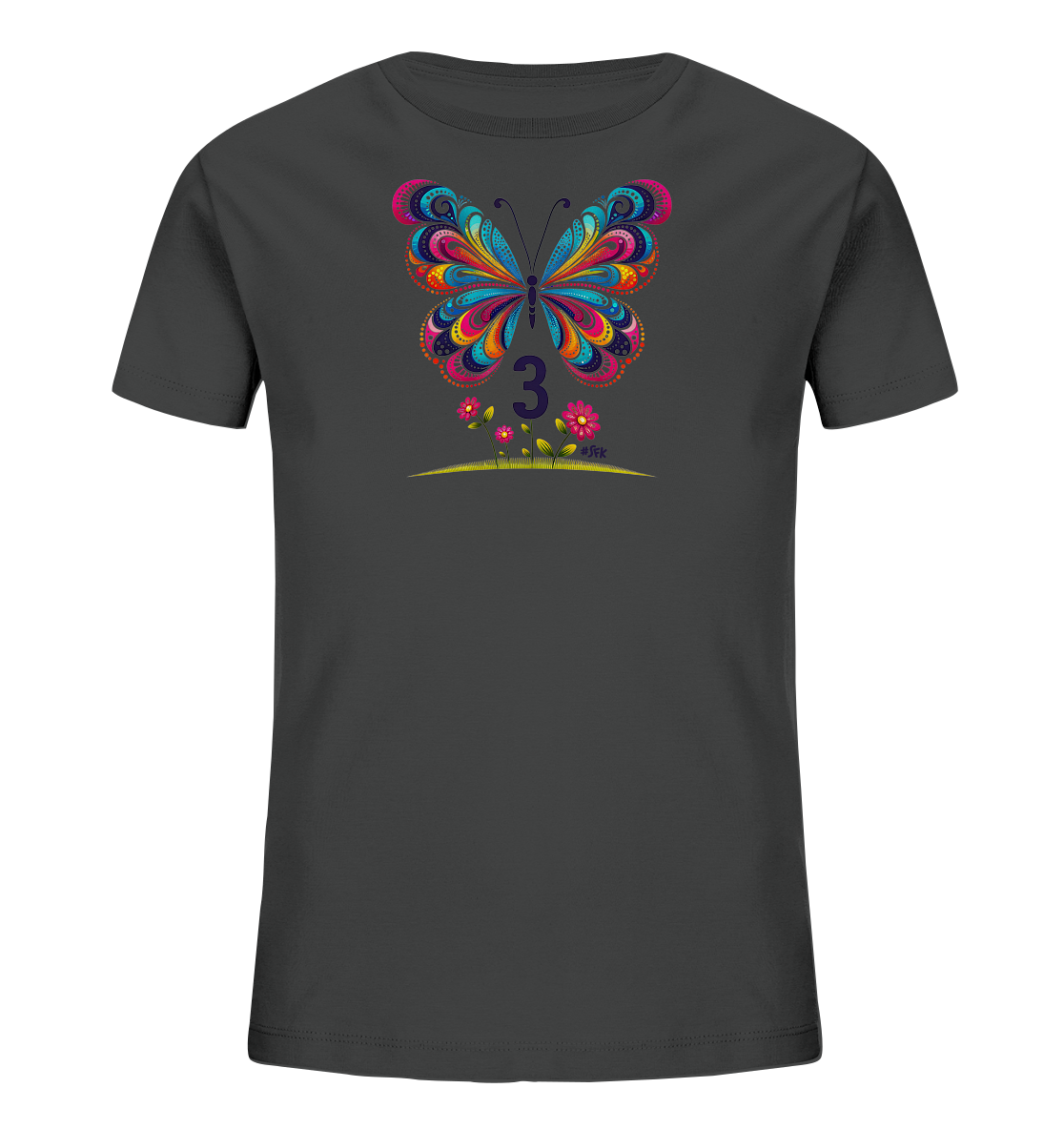 Onlineshop Shirts fuer Kinder - Dieses dunkelgraue Kinder-T-Shirt zeigt ein buntes Motiv eines detaillierten Schmetterlings. Der Schmetterling hat Fluegel mit komplexen Mustern in leuchtenden Farben wie Pink, Blau und Orange. Darunter befindet sich die violette Zahl '3' ueber einer Reihe kleiner rosa Blumen und gruener Staengel. Das Design wirkt farbenfroh und verspielt, ideal fuer Kinder.