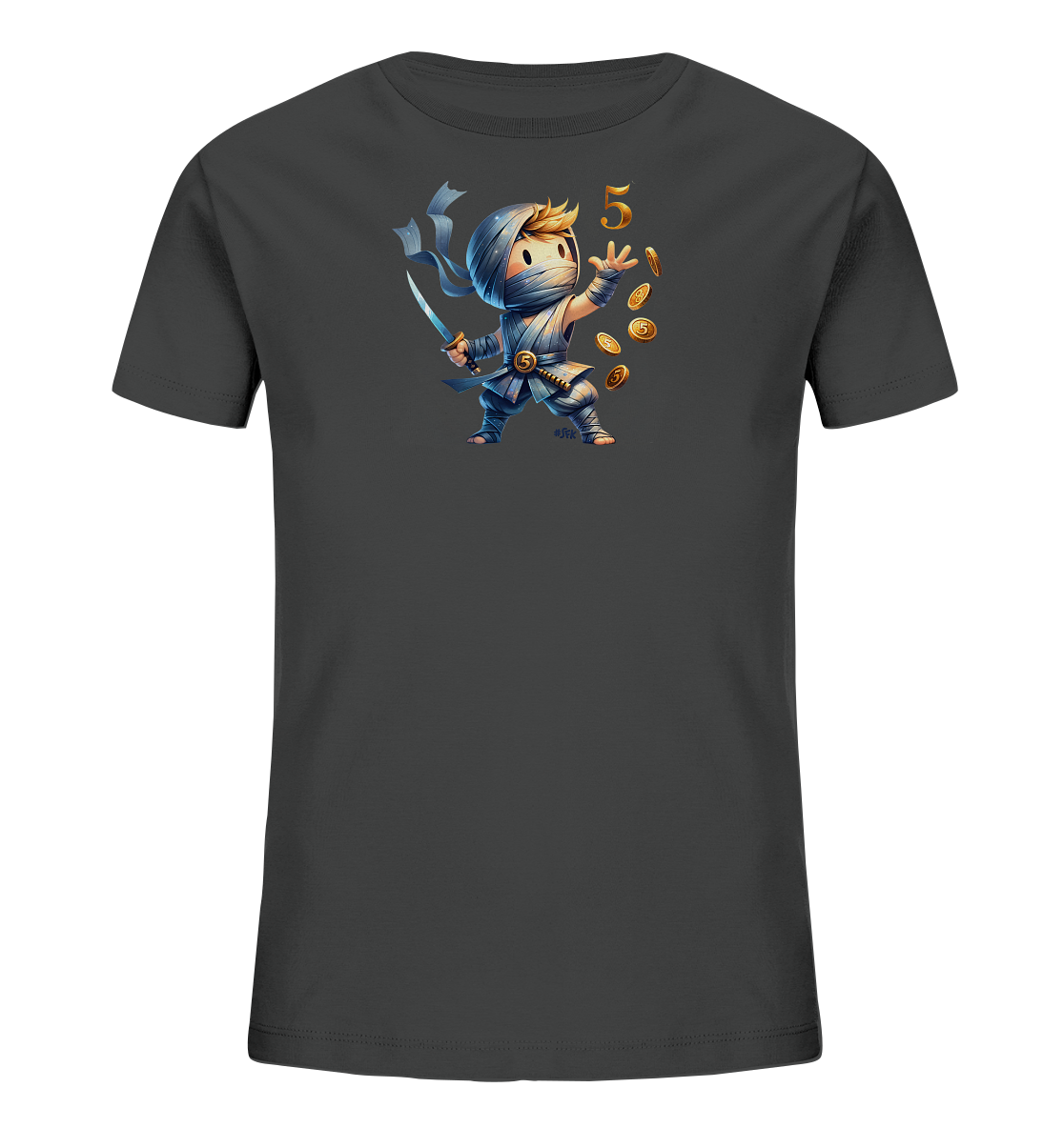 Onlineshop Shirts fuer Kinder - Auf einem dunkelgrauen Kinder-T-Shirt ist eine bunte Illustration. Sie zeigt eine kleine Figur, die wie ein Ninja gekleidet ist, mit Bandagen und einem Schwert. Neben der Figur ist die goldene Zahl '5' prominent platziert. Umlaufend sind goldene Muenzen mit der '5' darauf zu sehen, die den Eindruck von Bewegung erwecken.