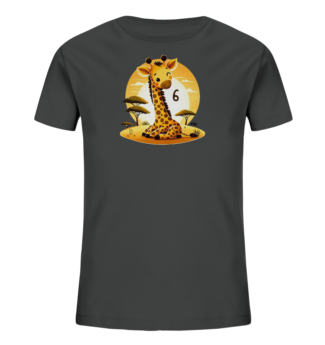 Onlineshop Shirts fuer Kinder - Das Bild zeigt ein dunkelgraues Kinder-T-Shirt. Auf der Vorderseite ist eine Illustration einer sitzenden Cartoon-Giraffe in einer Savannenlandschaft zu sehen. Im Hintergrund ist eine gelbe Sonne dargestellt. Neben der Giraffe steht die Zahl '6'.