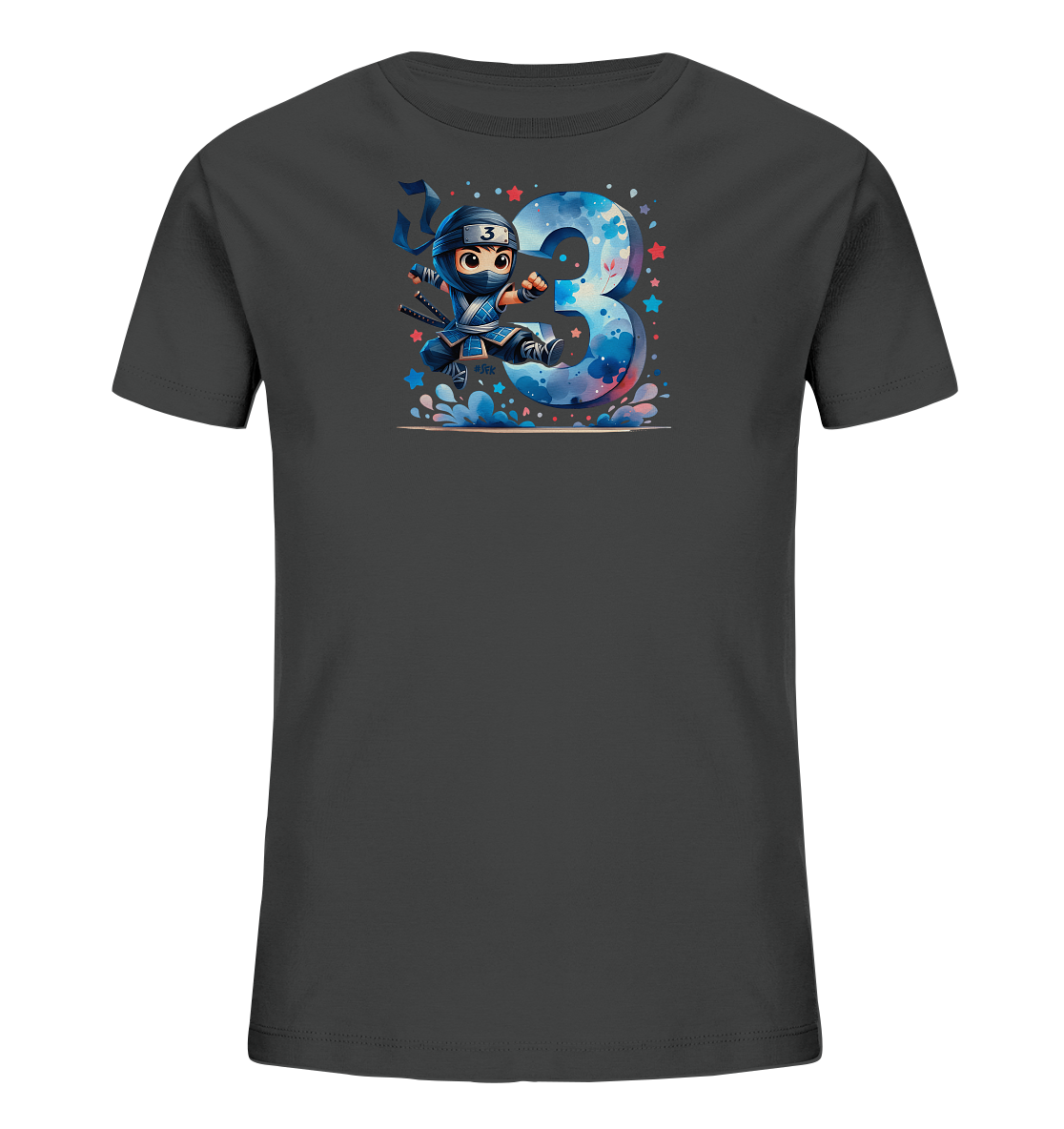 Onlineshop Shirts fuer Kinder - Das Bild zeigt ein dunkelgraues T-Shirt fuer Kinder mit einem Motiv eines springenden Cartoon-Ninjas. Der Ninja in blauer Kleidung befindet sich neben einer grossen, farbig gestalteten Zahl '3'. Kleine Sterne und dynamische Elemente ergaenzen das verspielte Design auf der Vorderseite.