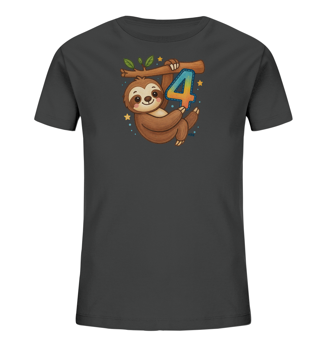 Onlineshop Shirts fuer Kinder - Das Bild zeigt ein dunkelgraues T-Shirt mit einem niedlichen Aufdruck eines Faultiers. Das Faultier haengt an einem Ast und laechelt freundlich in die Kamera. Neben dem Faultier ist die Zahl '4' in einem bunten Patch-Stil abgebildet und haengt ebenfalls am Ast. Kleine Sterne und blaue Punkte ergaenzen das verspielte Motiv.