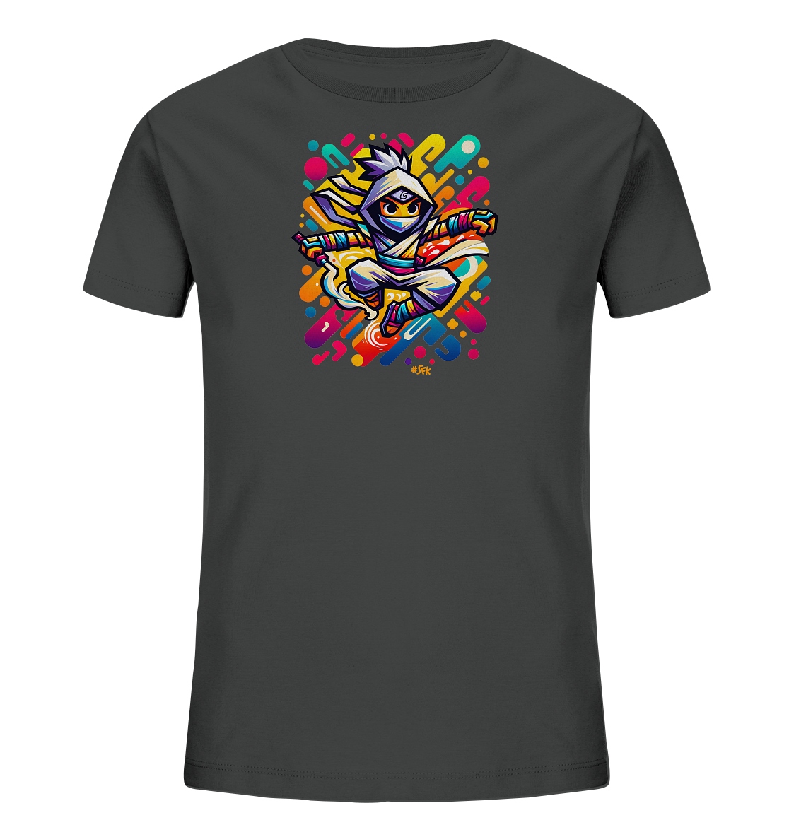 Onlineshop Shirts fuer Kinder - Dieses dunkelgraue T-Shirt zeigt eine farbenfrohe Illustration eines springenden Kaempfers im Cartoon-Stil. Der Charakter traegt ein weisses Outfit und eine Maske, umgeben von einem dynamischen Hintergrund aus leuchtenden Formen. Die Szene wirkt lebendig und actionreich, ideal fuer einen auffaelligen Look.