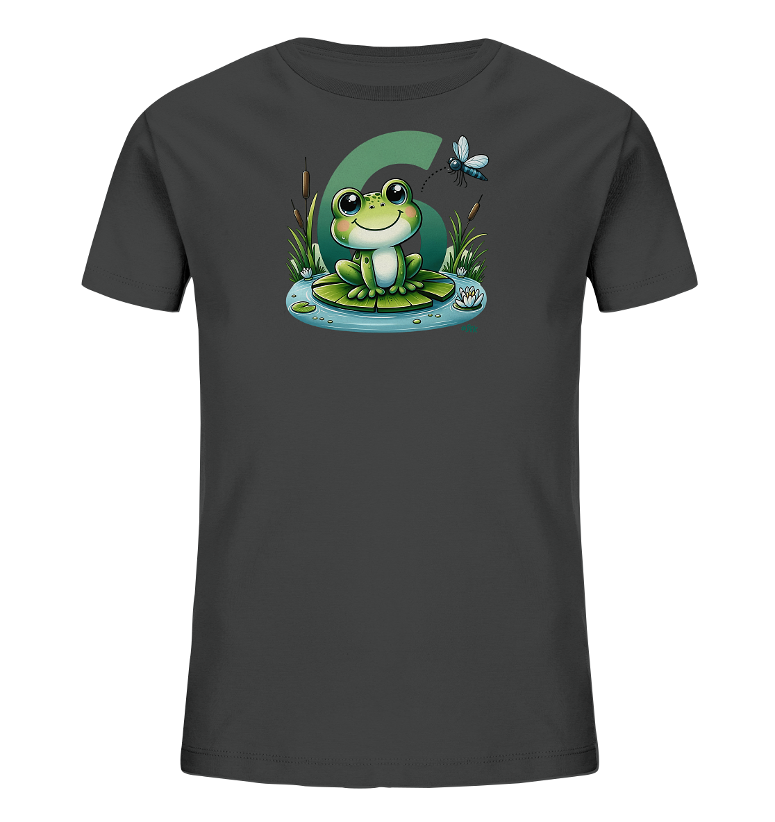 Onlineshop Shirts fuer Kinder - Dieses dunkelgraue Kinder-T-Shirt praesentiert eine niedliche Grafik eines Frosches. Der Frosch sitzt auf einem Seerosenblatt in einem Teich mit Schilf und einer Seerosenbluete. Hinter dem Frosch ist eine grosse, gruene Zahl '6' zu sehen, und eine Libelle fliegt darueber. Das Motiv ist im Cartoon-Stil gehalten und wirkt freundlich und verspielt.