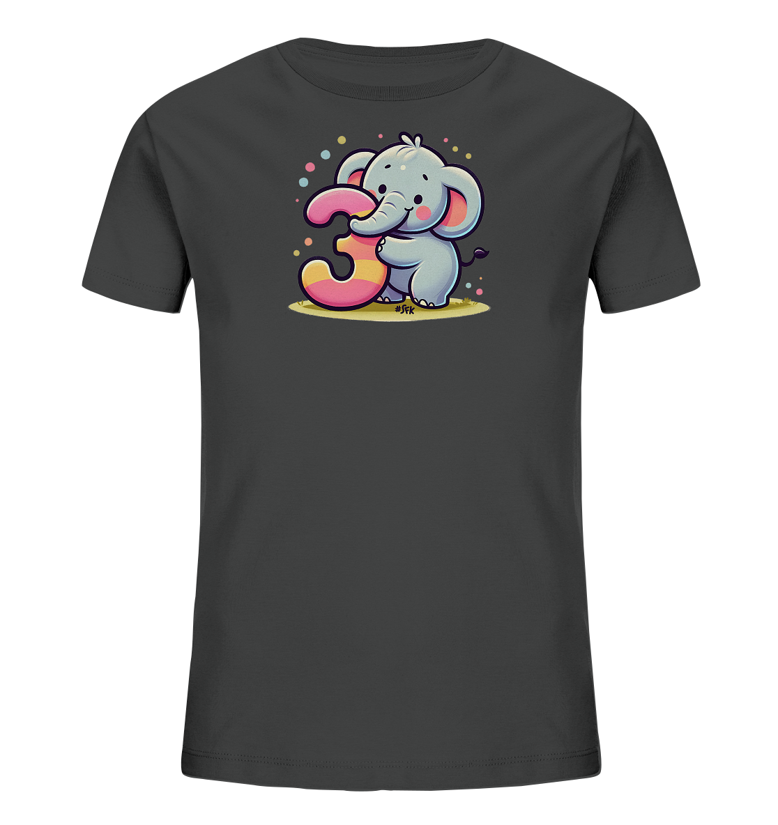 Onlineshop Shirts fuer Kinder - Das Bild zeigt ein dunkelgraues Kinder-T-Shirt mit einem niedlichen Elefantenmotiv auf der Vorderseite. Ein kleiner, laechelnder Elefant haelt die grosse, gestreifte Zahl Drei in seinen Armen. Bunte Punkte umrahmen das verspielte Design, das auf einem hellen Untergrund platziert ist. Es ist eine froehliche Darstellung fuer Kinder.