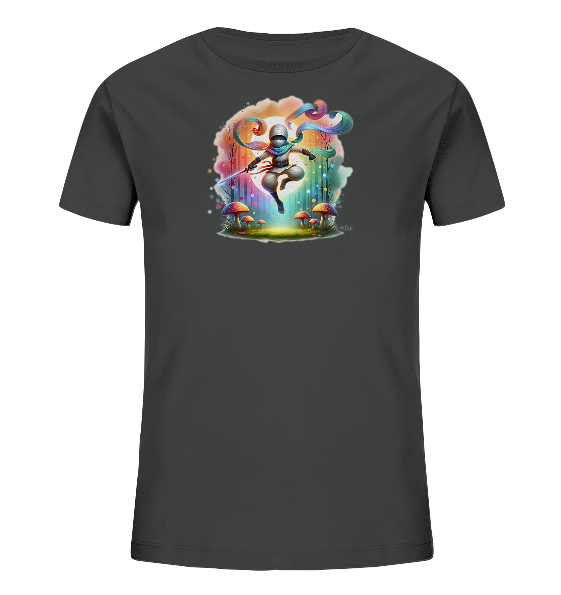 Onlineshop Shirts fuer Kinder - Das Bild zeigt ein anthrazitfarbenes Kinder T-Shirt mit einem aufgedruckten Motiv auf der Vorderseite. Das Motiv zeigt eine springende Figur mit einer Maske und einem leuchtend bunten Schal. Im Hintergrund ist ein heller Kreis zu sehen, und im Vordergrund wachsen bunte Pilze. Das gesamte Design hat einen fantasievollen und dynamischen Charakter.