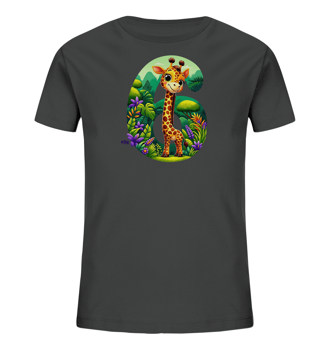 Onlineshop Shirts fuer Kinder - Das Bild zeigt ein dunkelgraues Kinder-T-Shirt mit einem grossen, bunten Aufdruck einer Zahl '6'. Die Zahl ist mit einem lebendigen Dschungelmotiv gefuellt, in dem eine niedliche Comic-Giraffe steht. Die Giraffe blickt freundlich nach vorne, umgeben von ueppigem Gruen und farbenfrohen Blumen. Dieses verspielte Design ist ansprechend fuer Kinder und bringt Freude.