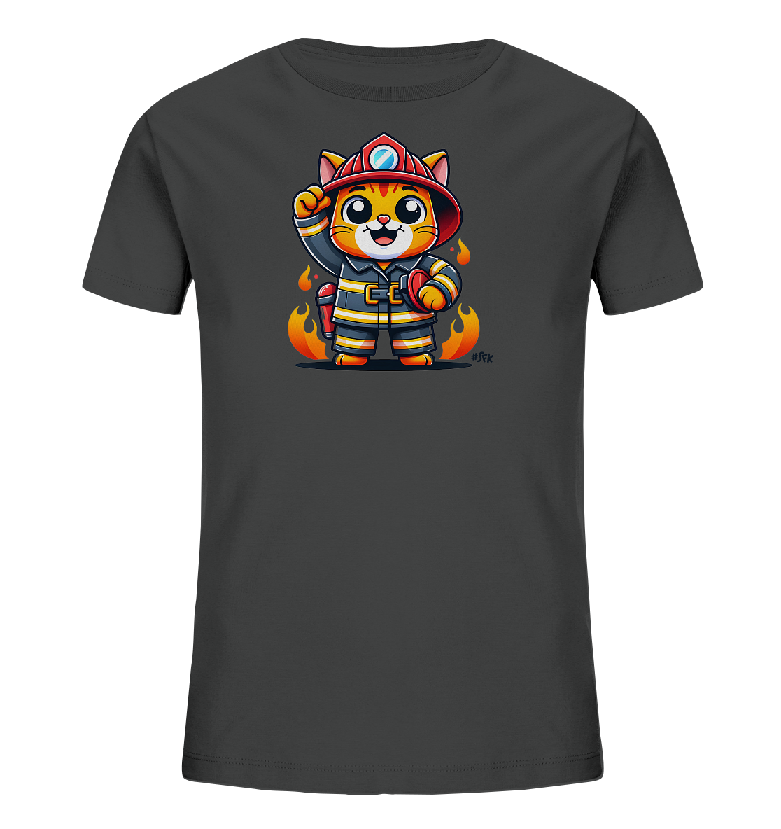 Onlineshop Shirts fuer Kinder - Das Bild zeigt ein dunkles T-Shirt mit einer niedlichen Cartoon-Illustration einer Katze. Die Katze ist als Feuerwehrmann gekleidet, traegt einen Helm und Uniform und haelt einen Schlauch in der Hand. Flammen umgeben die freundlich aussehende Katze. Das Design ist farbenfroh und detailliert, ideal fuer kleine Helden.