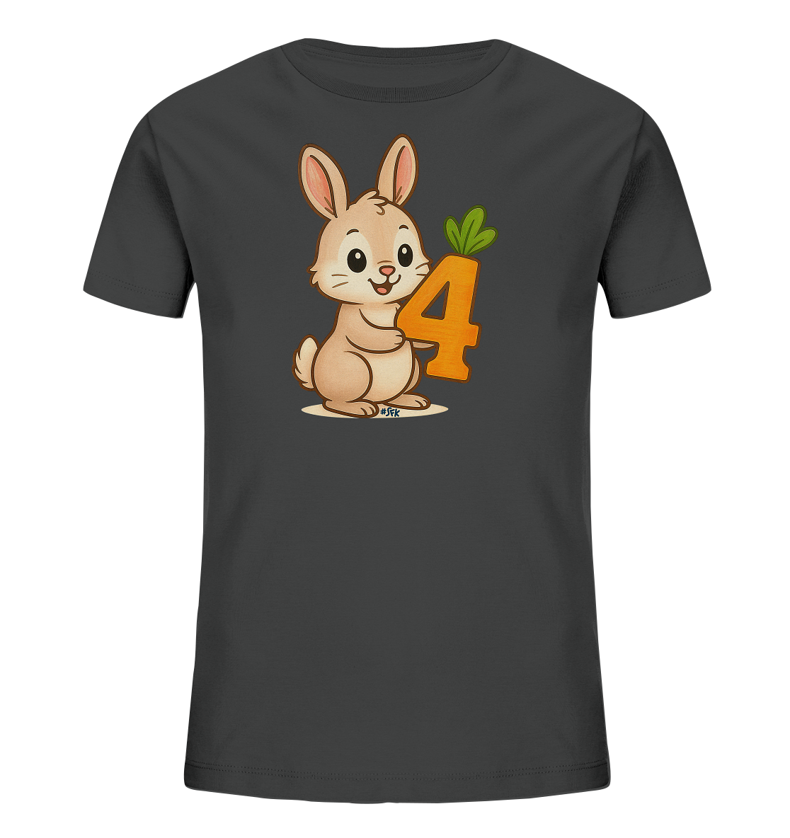 Onlineshop Shirts fuer Kinder - Das Bild zeigt ein dunkelgraues T-Shirt fuer Kinder. Auf der Vorderseite ist eine Illustration eines niedlichen Hasen abgebildet. Der Hase haelt eine orangefarbene Zahl 4, die einer Karotte aehnelt. Das Design wirkt froehlich und ansprechend.