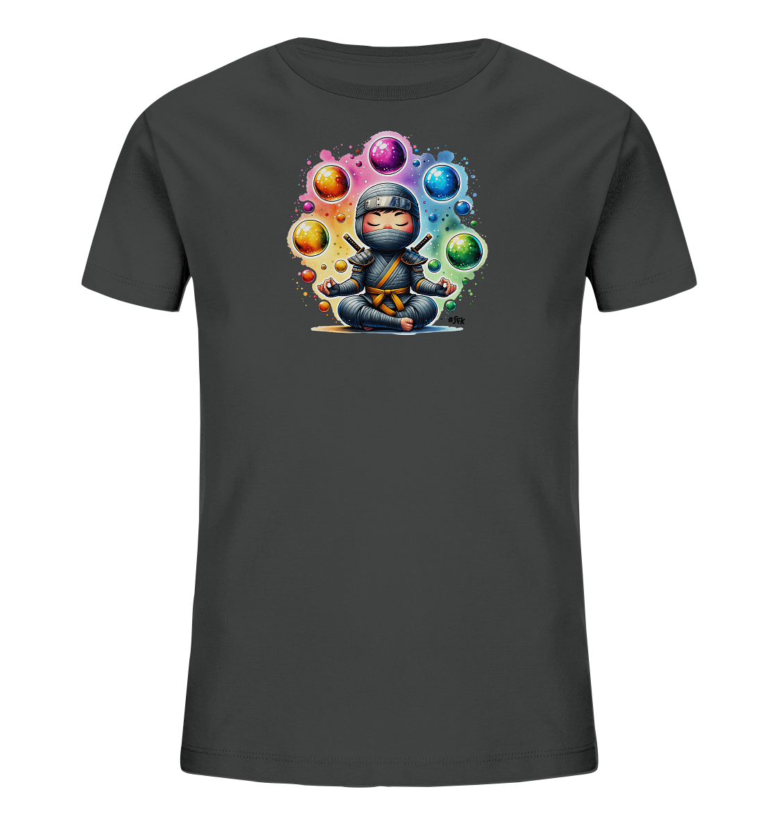 Onlineshop Shirts fuer Kinder - Das Bild zeigt ein dunkles Kinder-T-Shirt mit einer Illustration eines meditierenden Ninjas in einer ruhigen Pose. Um den Ninja herum schweben leuchtende, bunte Kugeln in verschiedenen Farben wie Rot, Orange, Gruen und Blau. Das Motiv ist von einem farbigen Spritzer-Hintergrund umrahmt, der dem Design eine dynamische Note verleiht. Es ist ein friedliches und farbenfrohes Motiv auf dem Shirt.