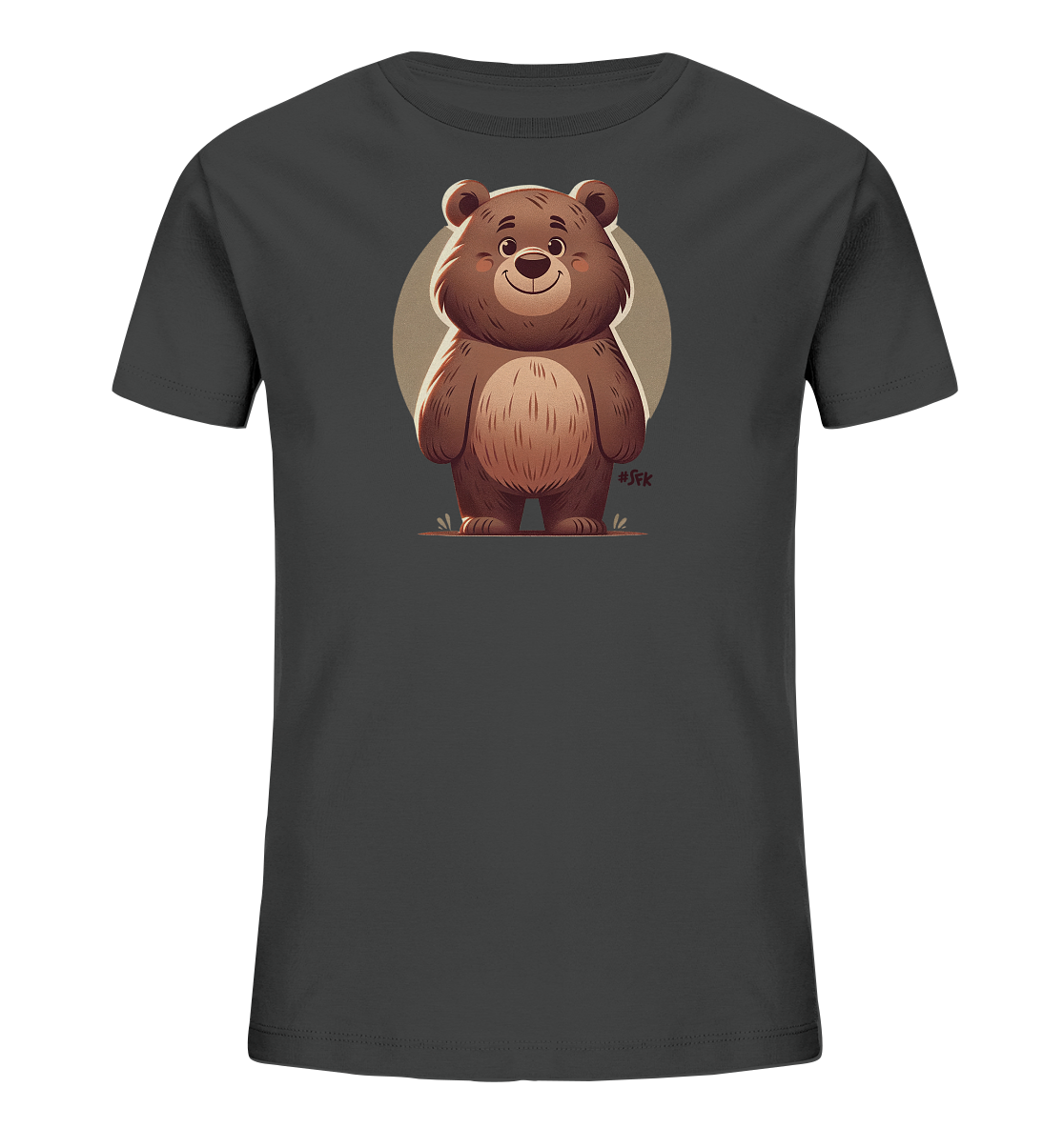 Onlineshop Shirts fuer Kinder - Das Bild zeigt ein dunkelgraues Kinder-T-Shirt mit einem niedlichen Cartoon-Baer-Motiv auf der Vorderseite. Der laechelnde Baer steht vor einem hellen Kreis und ist auf einer kleinen Wiese dargestellt.