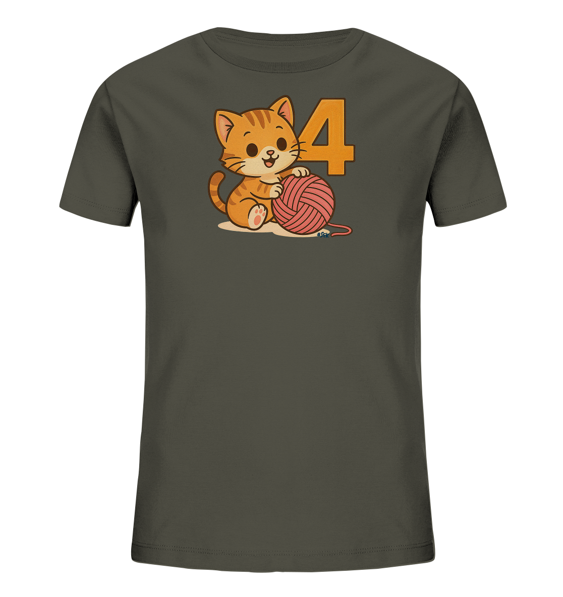 Onlineshop Shirts fuer Kinder - Das Bild zeigt ein dunkelgraues T-Shirt mit einem niedlichen Motiv einer orangefarbenen Katze. Die Katze sitzt neben einer pinkfarbenen Garnkugel und der grossen orangefarbenen Zahl Vier. Das verspielte Design ist auf der Vorderseite des Shirts zentriert dargestellt.