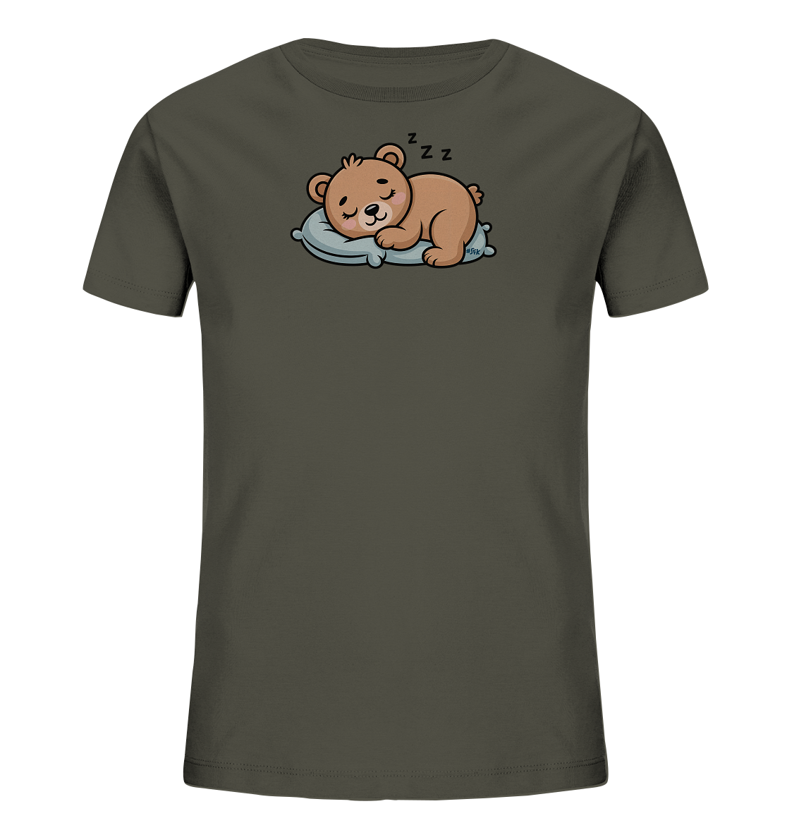 Onlineshop Shirts fuer Kinder - Das Bild zeigt ein dunkelgruenes Kinder-T-Shirt mit einem niedlichen Print. Darauf ist ein kleiner, brauner Cartoon-Baer zu sehen, der friedlich auf einem hellblauen Kissen schlaeft. Über seinem Kopf sind "Zzz"-Zeichen dargestellt, die seinen Schlaf symbolisieren. Das Motiv wirkt beruhigend und ist ideal fuer kleine Schlafmuetzen.