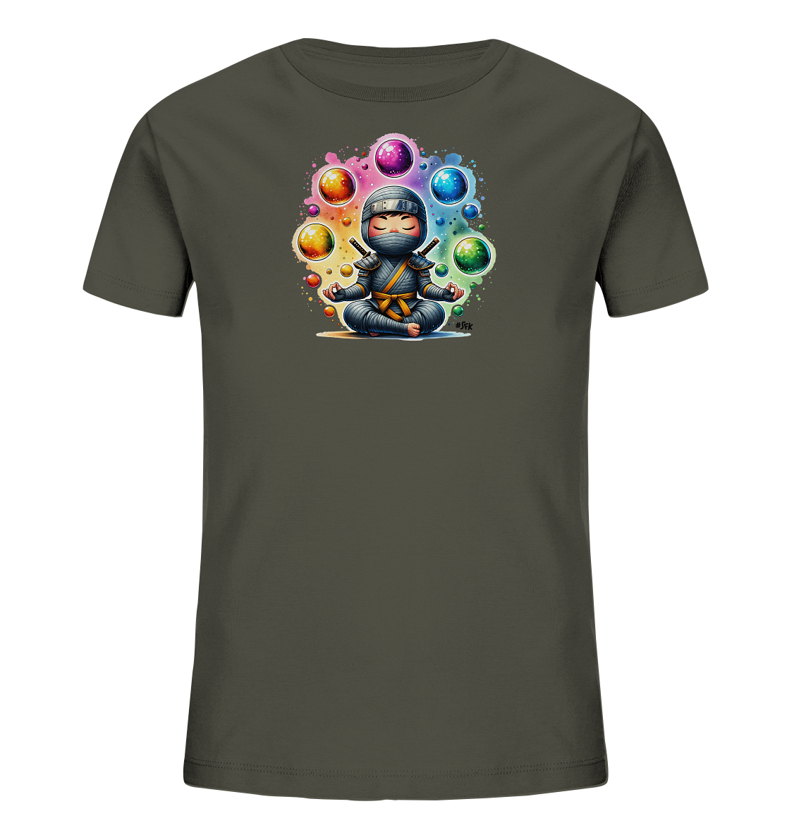 Onlineshop Shirts fuer Kinder - Das Bild zeigt ein dunkelgraues Kinder-T-Shirt mit einem bunten Aufdruck. Zentral ist die Illustration eines kleinen Ninjas in meditierender Pose zu sehen, umgeben von farbenfrohen Kugeln und Farbspritzern. Der Ninja traegt eine Maske, Kampfkleidung und ist mit einem gelben Guertel sowie zwei kleinen Schwertern dargestellt. Dieses Design verleiht dem Shirt eine kreative und fantasievolle Note.