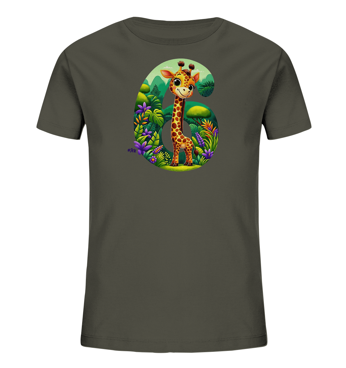 Onlineshop Shirts fuer Kinder - Das Bild zeigt ein dunkelgraues T-Shirt fuer Kinder mit einem grossen, farbenfrohen Motiv auf der Vorderseite. Das Motiv ist in Form der Zahl Sechs gestaltet, die mit einer lebendigen Dschungelszene gefuellt ist. Im Vordergrund steht eine freundliche Cartoon-Giraffe. Dieses Design ist froehlich und detailliert.