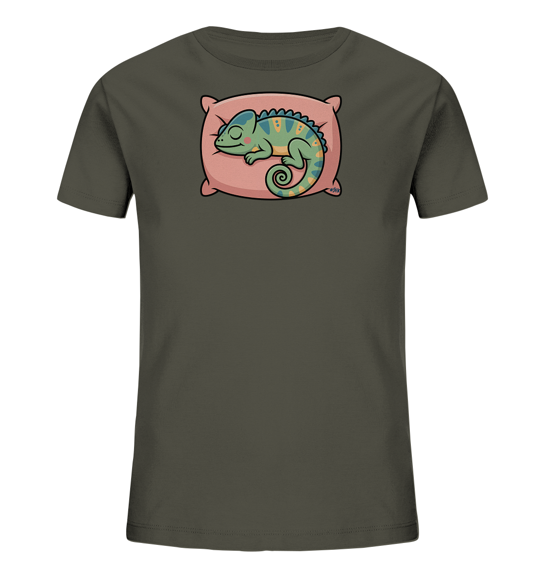 Onlineshop Shirts fuer Kinder - Das Bild zeigt ein dunkelgraues Kinder-T-Shirt mit einem niedlichen Aufdruck eines schlafenden Chamaeleons. Das Chamaeleon in Gruen-, Gelb- und Blautoenen liegt friedlich auf einem rosa Kissen, der Schwanz ist eingerollt. Die Illustration vermittelt einen ruhigen und verspielten Eindruck. Es ist ein charmantes Design fuer Kinder.