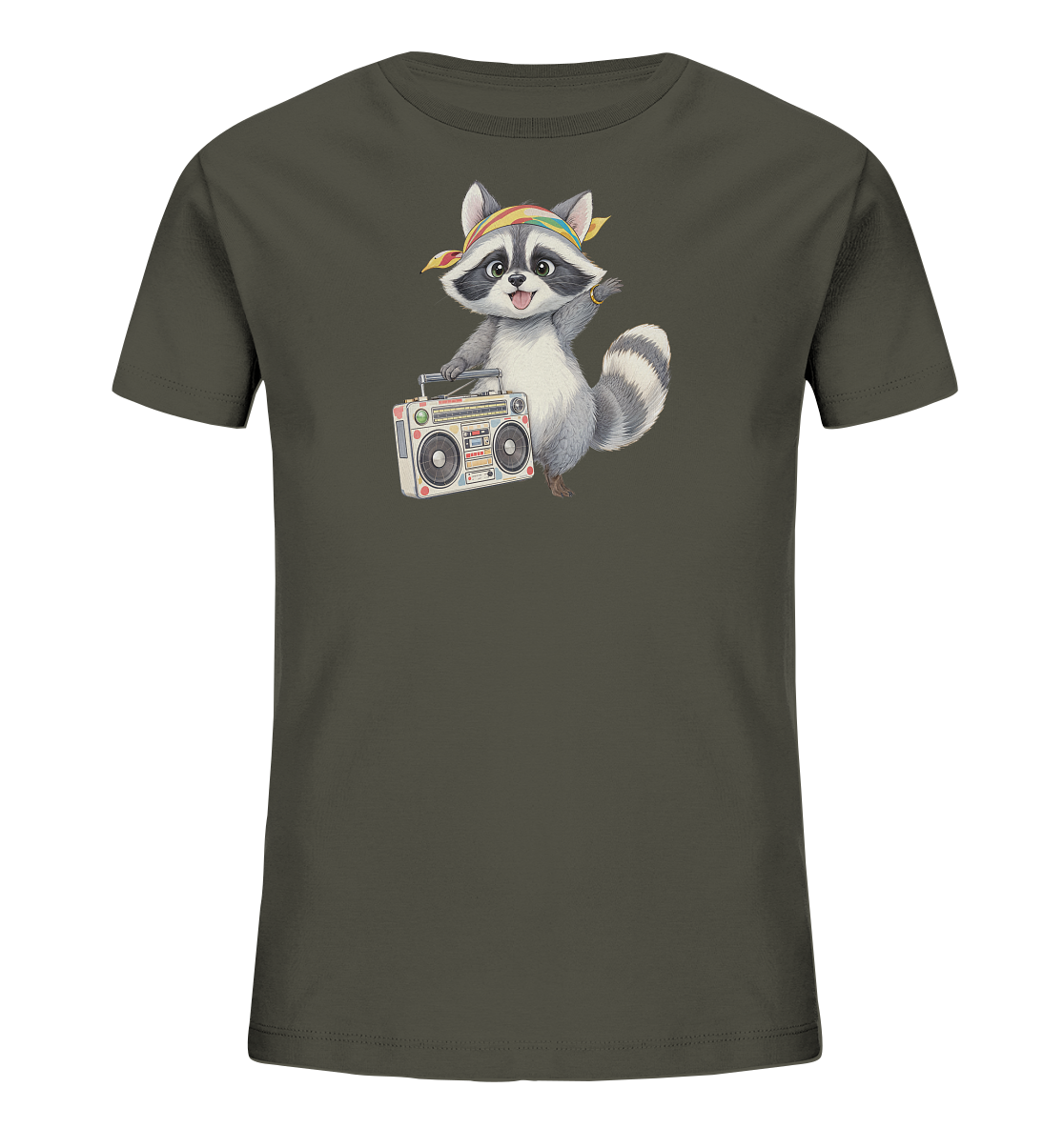 Onlineshop Shirts fuer Kinder - Das Bild zeigt ein dunkelgruenes Kinder-T-Shirt mit einem niedlichen Waschbaer-Motiv. Der Waschbaer traegt ein regenbogenfarbenes Bandana und haelt einen Kassettenrekorder. Er laechelt freundlich und winkt mit einer Pfote, was dem Design eine froehliche Note verleiht. Das Motiv ist detailreich und verleiht dem Shirt einen verspielten Look.