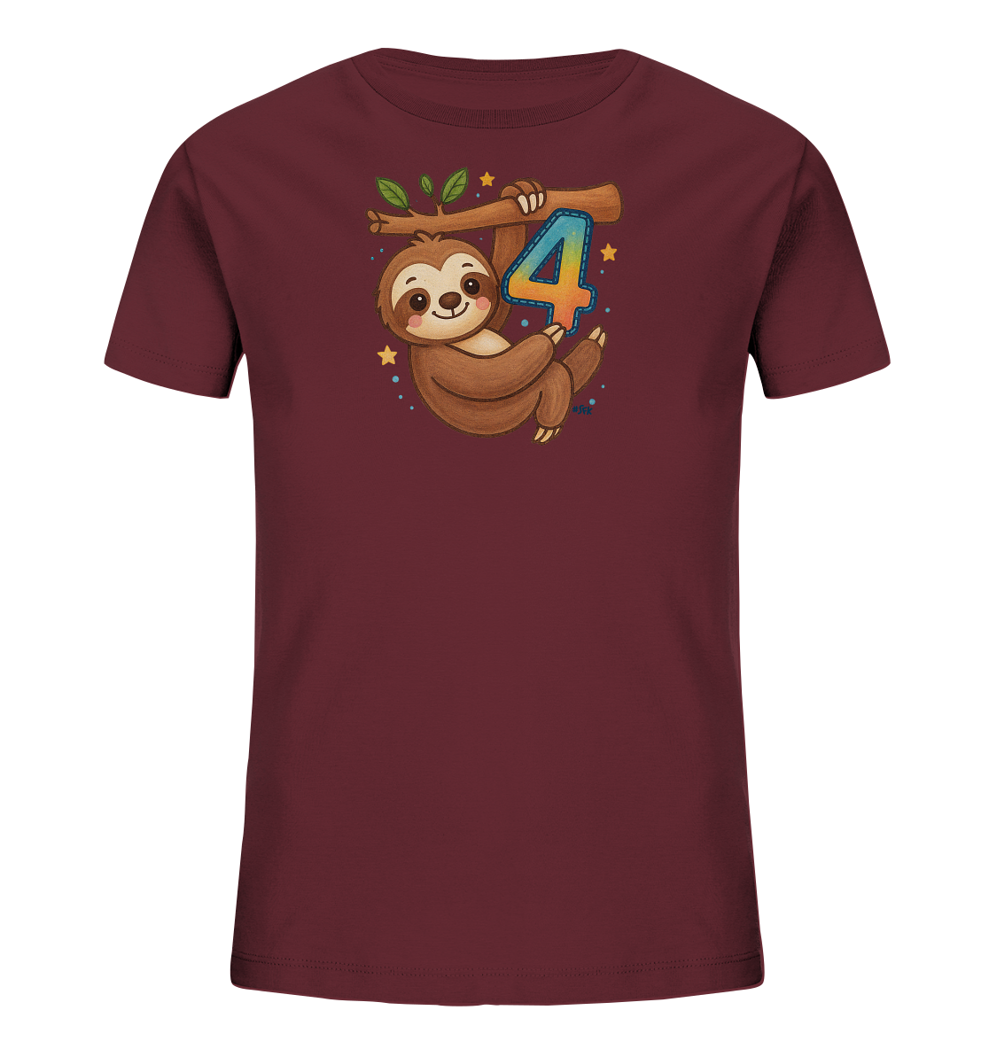 Onlineshop Shirts fuer Kinder - Das Bild zeigt ein T-Shirt in einem satten Dunkelrotton. Auf der Vorderseite ist eine Illustration eines laechelnden Faultiers zu sehen, das an einem Ast haengt. Das Faultier haelt eine bunte Zahl '4' in den Pfoten. Das Motiv ist von kleinen Sternen und Punkten umgeben, was dem Design einen verspielten Touch verleiht.