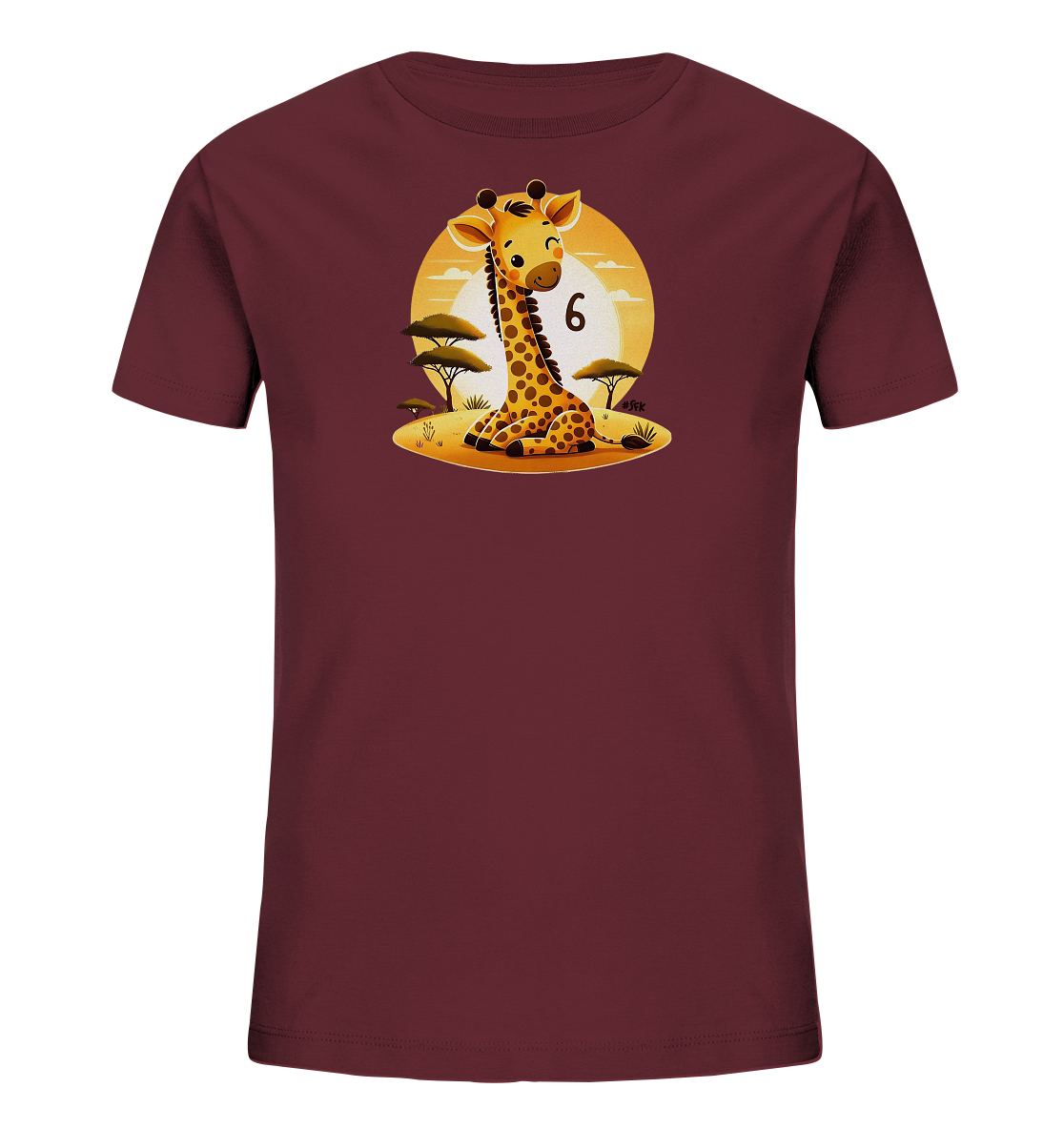 Onlineshop Shirts fuer Kinder - Das Bild zeigt ein bordeauxrotes Kinder-T-Shirt mit einem niedlichen Druck einer sitzenden Giraffe auf der Vorderseite. Die Giraffe ist in einer stilisierten Savannenlandschaft mit Baeumen und einem grossen Himmelskoerper dargestellt. Neben dem Tier ist prominent die Zahl "6" zu sehen. Das gesamte Motiv ist freundlich und kindgerecht gestaltet.