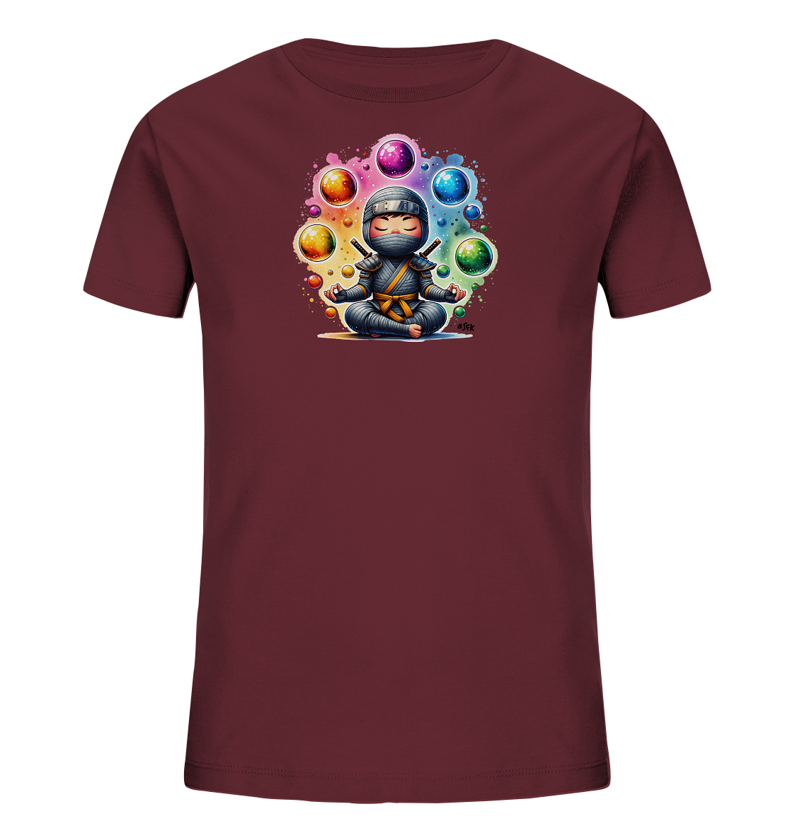 Onlineshop Shirts fuer Kinder - Das Bild zeigt ein dunkelrotes Kinder-T-Shirt mit einem farbenfrohen Aufdruck in der Mitte. Der Aufdruck stellt eine cartoonhafte Figur im Ninja-Outfit mit gelbem Guertel dar, die im Schneidersitz meditiert. Um die Figur herum schweben bunte, leuchtende Kugeln in einem regenbogenfarbenen Kreis. Kleine Punkte ergaenzen das detailreiche Design.
