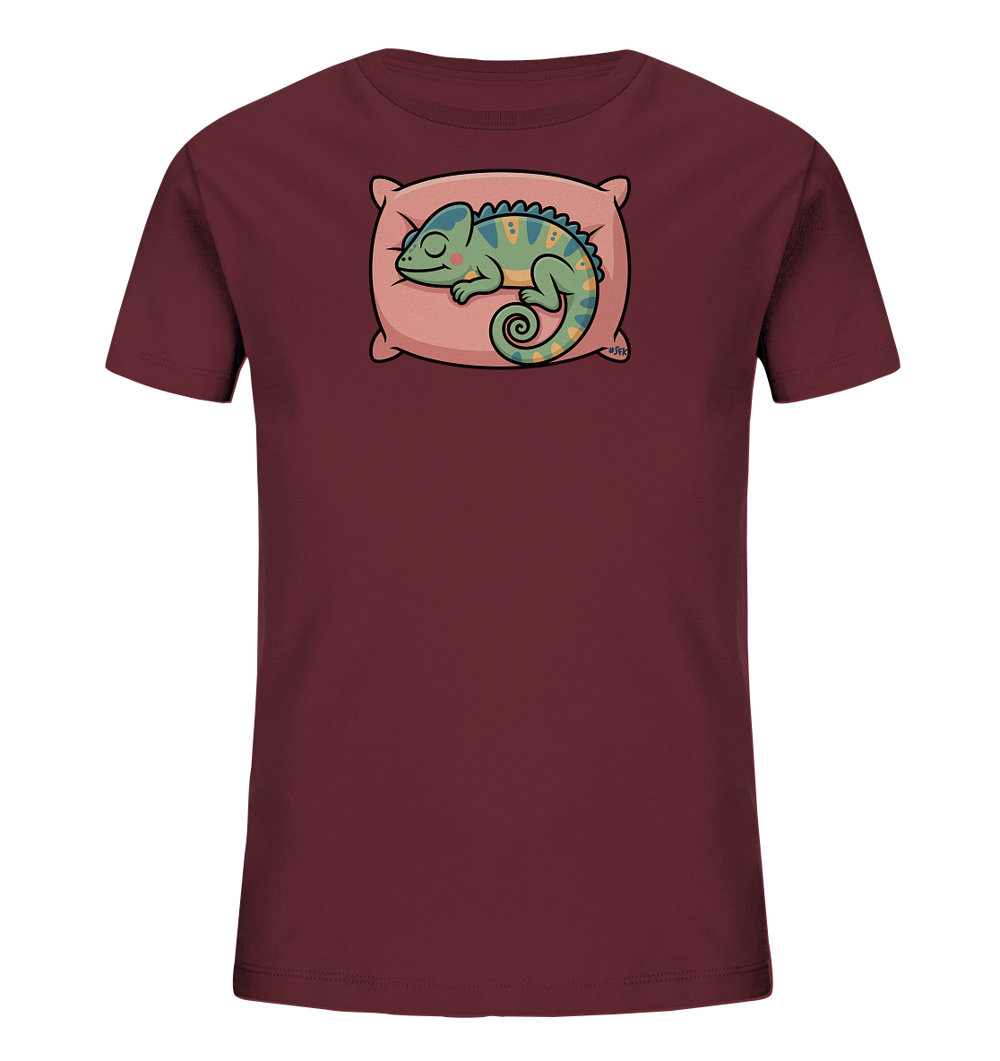 Onlineshop Shirts fuer Kinder - Das Bild zeigt ein dunkelrotes T-Shirt fuer Kinder. Es ist mit einer Illustration eines schlafenden Chamaeleons verziert, das auf einem rosafarbenen Kissen liegt. Das Chamaeleon ist in Gruentoenen mit blauen und gelben Akzenten gehalten. Das Design wirkt beruhigend und verspielt.