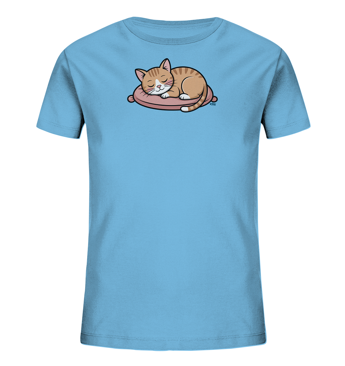 Onlineshop Shirts fuer Kinder - Das Bild zeigt ein hellblaues T-Shirt fuer Kinder. Auf der Vorderseite ist eine niedliche, gestreifte Katze abgebildet, die friedlich auf einem rosafarbenen Kissen schlaeft. Das Design vermittelt eine ruhige und gemuetliche Stimmung. Das T-Shirt ist schlicht gehalten, um das Motiv hervorzuheben.