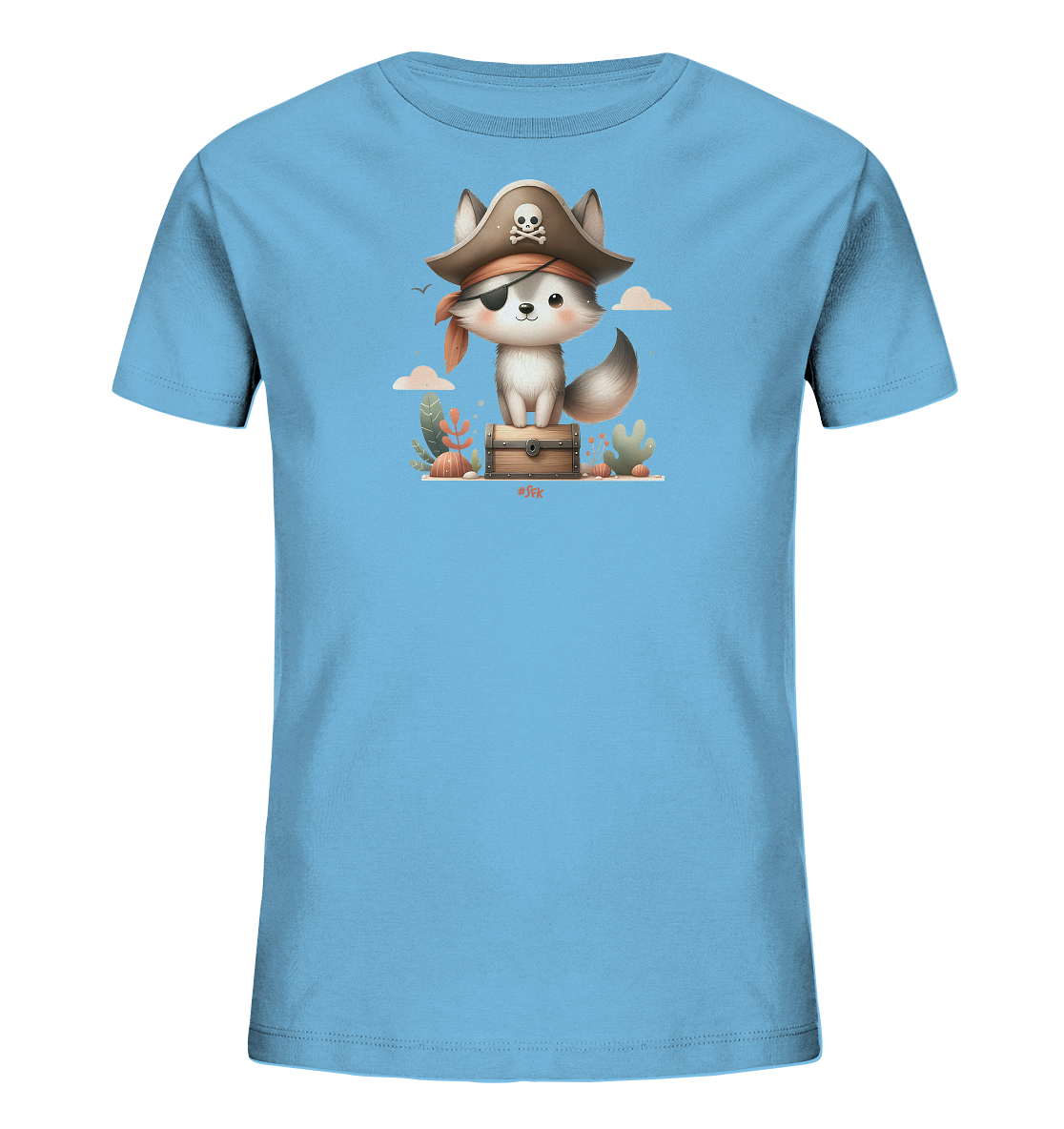 Onlineshop Shirts fuer Kinder - Dieses hellblaue Kinder-T-Shirt zeigt eine suesse Illustration eines kleinen Fuchses in Piratenverkleidung. Der Fuchs traegt einen Piratenhut mit Totenkopf und eine Augenklappe und sitzt auf einer Schatzkiste. Um die Schatzkiste herum sind verschiedene Pflanzen und Wolken abgebildet. Das gesamte Design vermittelt eine verspielte Abenteuer-Atmosphaere.