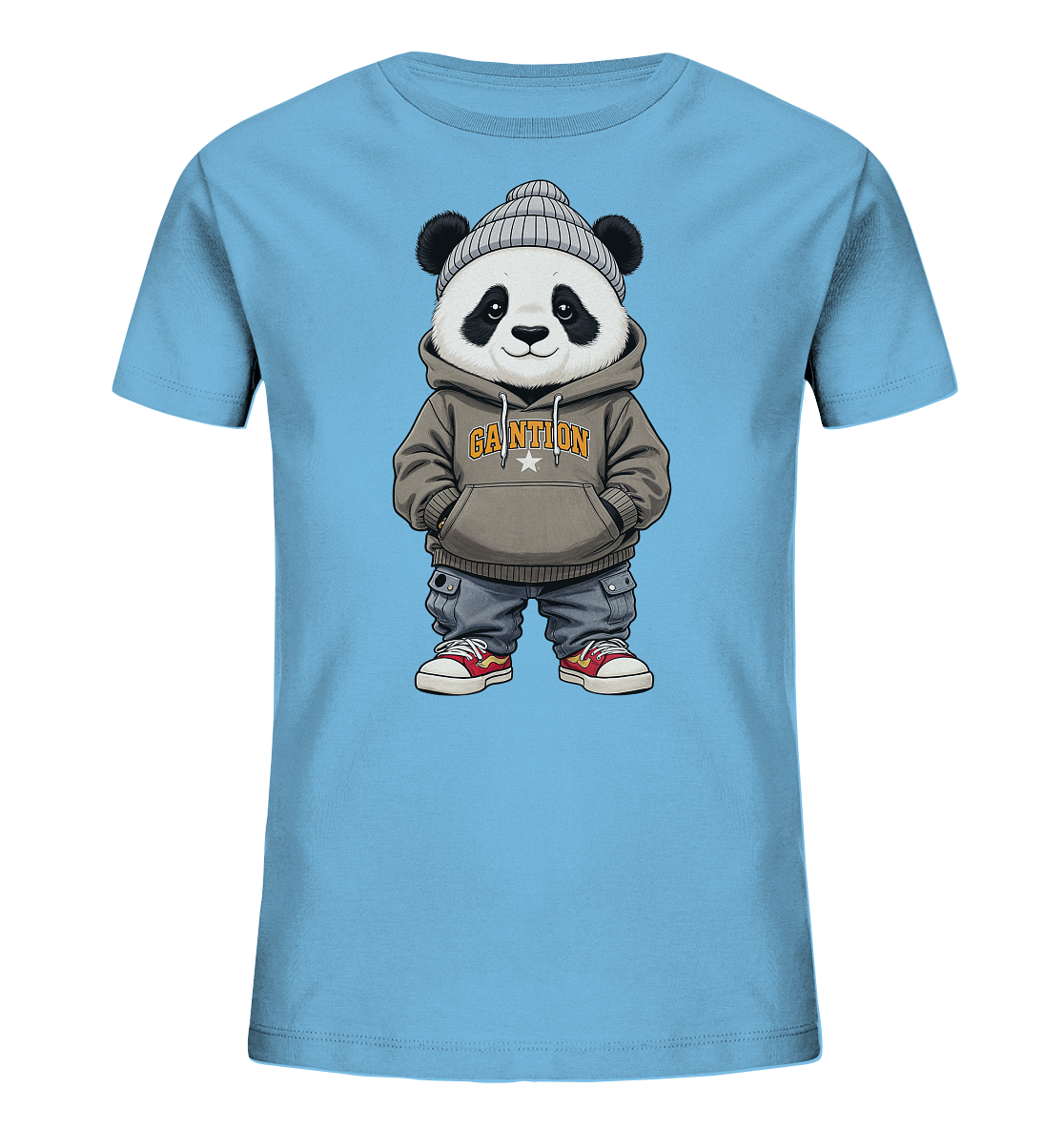 Onlineshop Shirts fuer Kinder - Das Bild zeigt ein hellblaues Kinder-T-Shirt mit einem niedlichen Panda-Motiv auf der Vorderseite. Der Panda traegt eine graue Kapuzenjacke, blaue Cargohosen und rote Turnschuhe, sowie eine hellgraue Muetze. Er steht mit den Haenden in den Taschen und hat einen freundlichen Ausdruck. Das Design verleiht dem Shirt einen laessigen und verspielten Charakter.